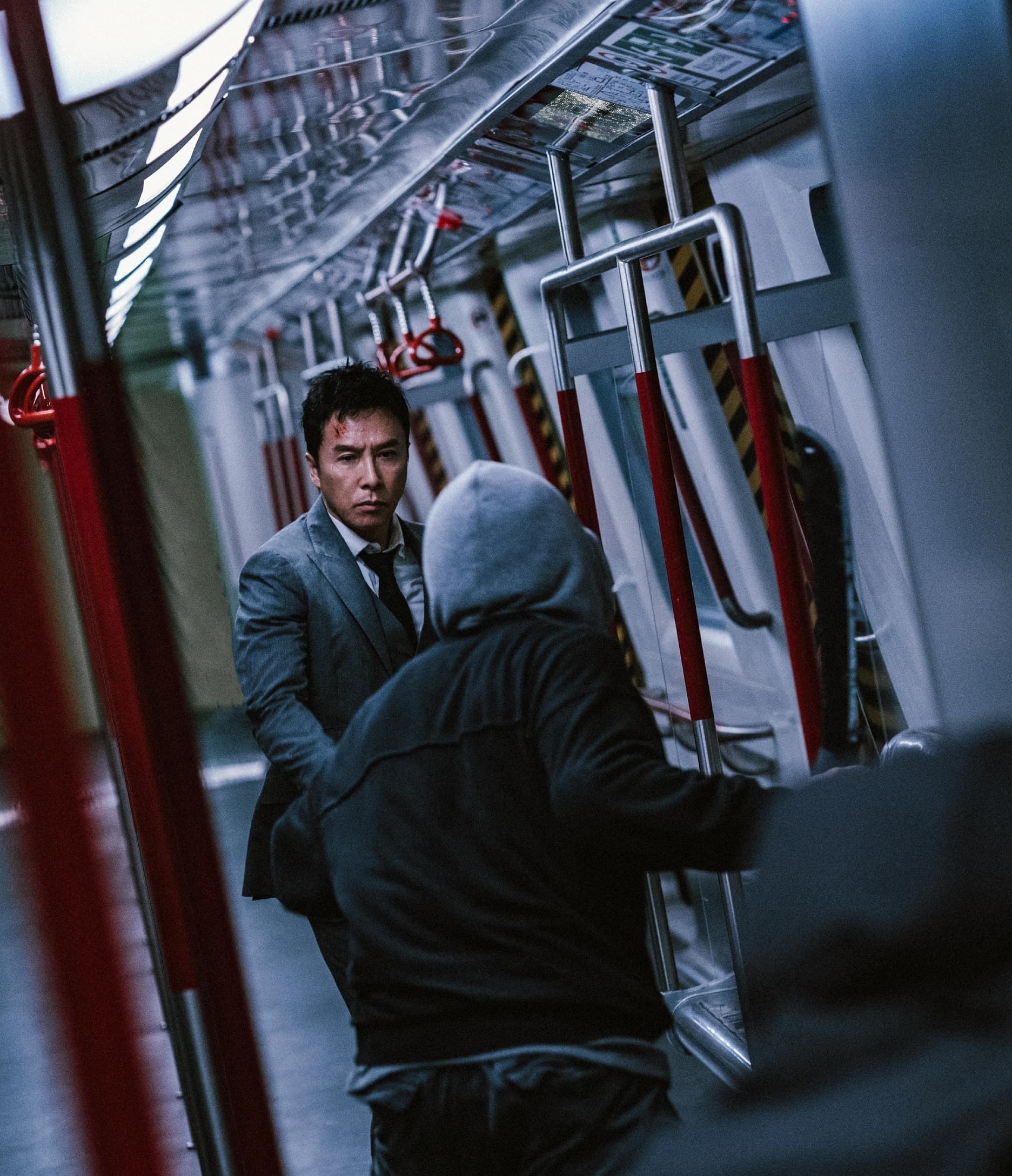 劇組砸下港幣百萬元打造1:1的香港地鐵車廂,就連扶手和椅子都用語地鐵一樣的鋼材製作。(華映提供)-