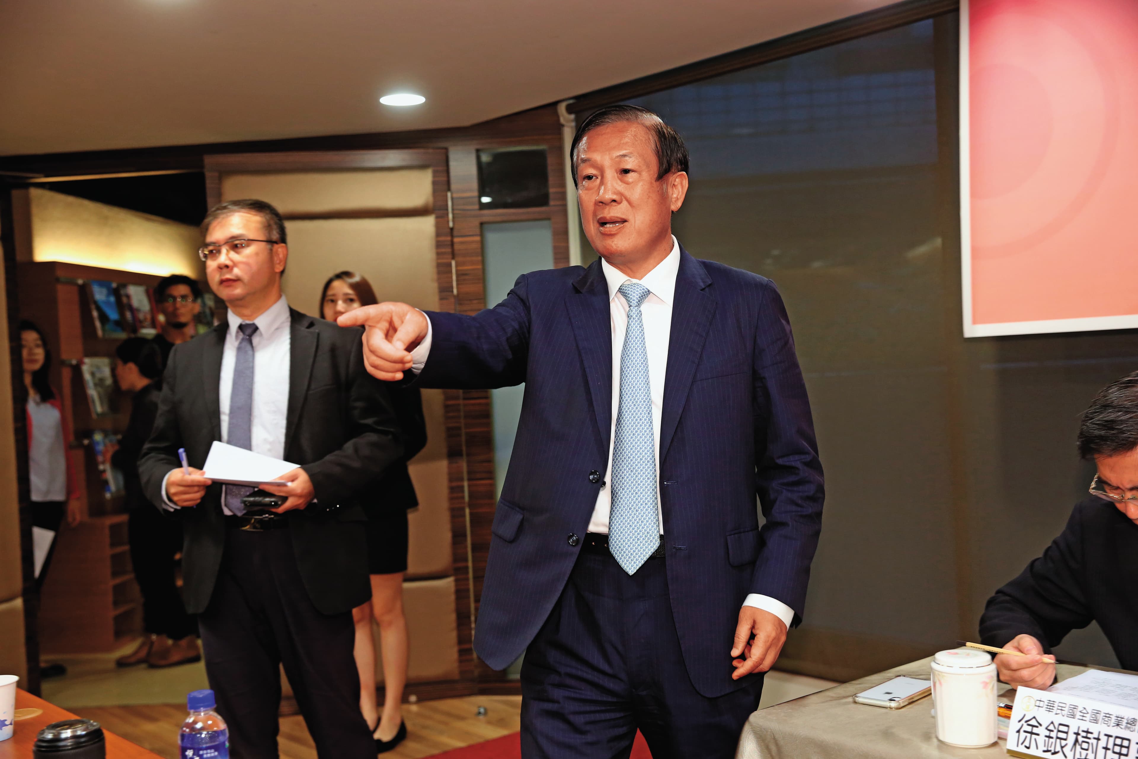 鄉林建設董事長賴正鎰（右）認為，受政策影響，建商只能續推小宅搶客。