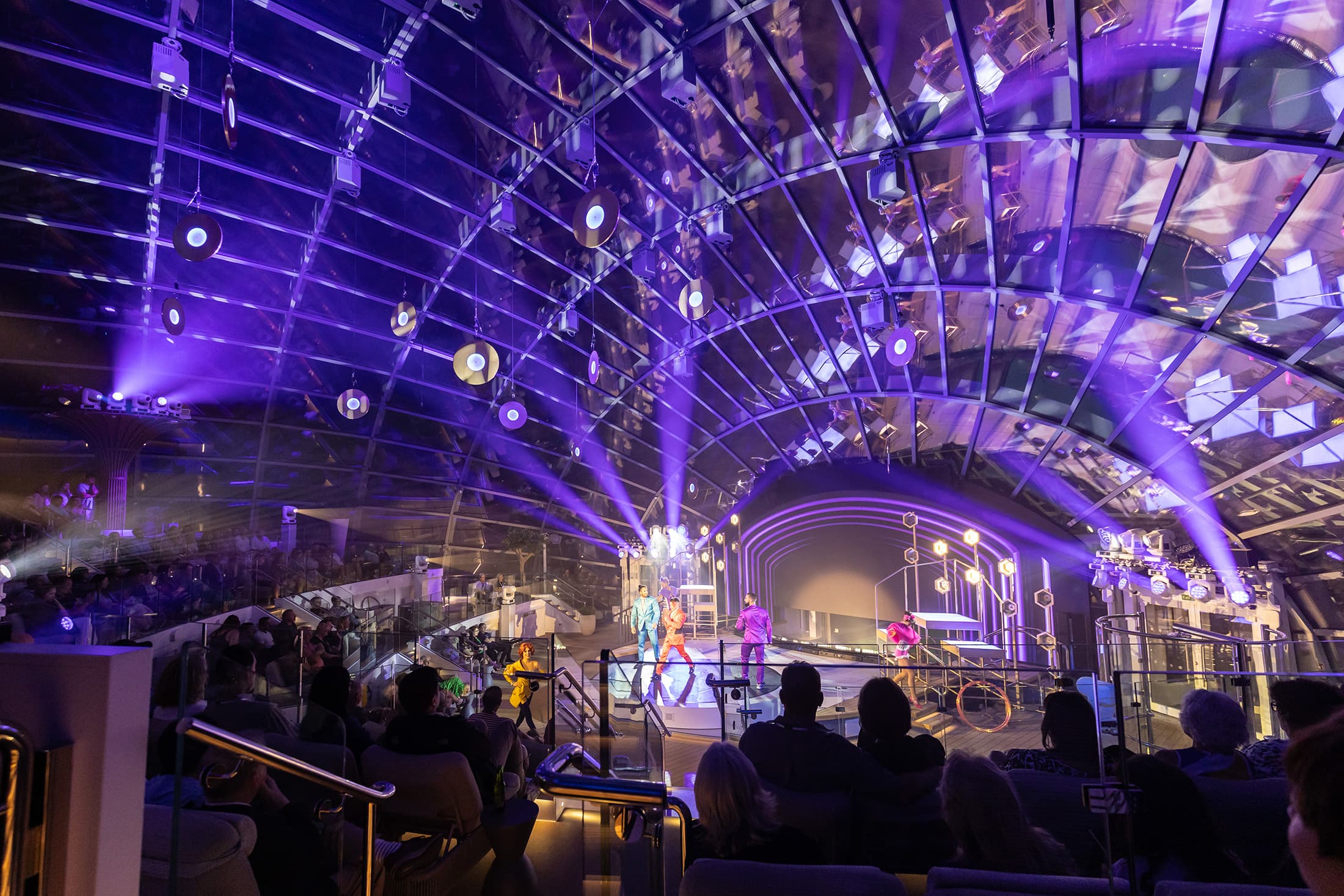 「玻璃穹頂空中花園(The Dome)」白天是能欣賞船頭景致的空中花園,晚上則變身以大海及星空為舞台背景的夜間表演廳。