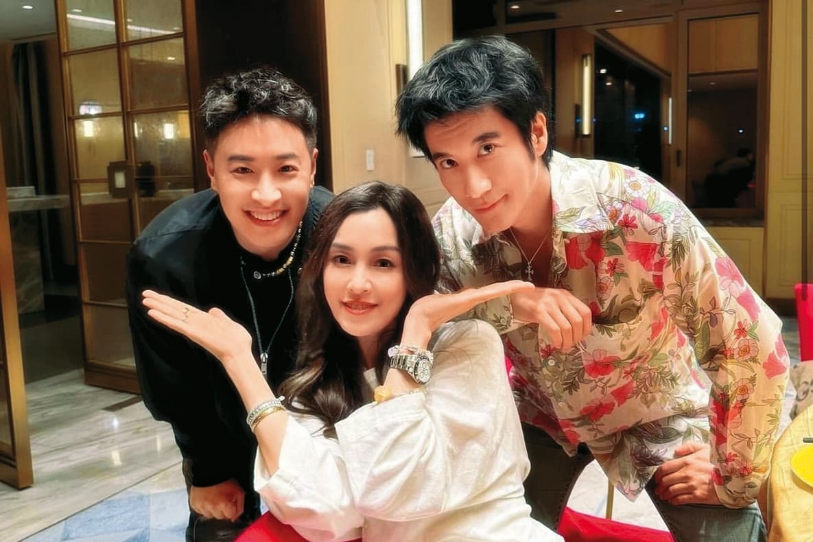 王力宏(右)在杭州演出時,也和同場演出的好友潘瑋柏(左)、范瑋琪(中)相聚聊天。(翻攝自范瑋琪微博)
