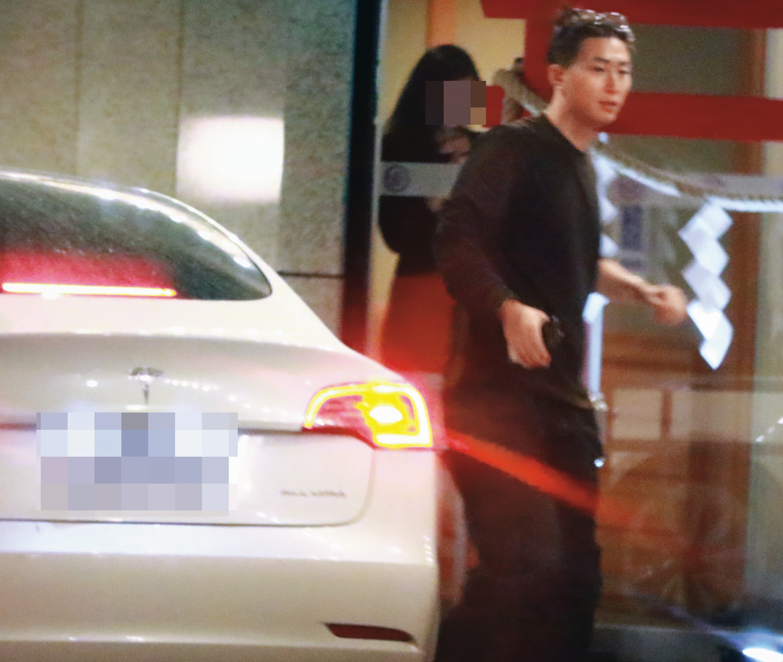 18:28 從石牌又到了新北投,竇驍享受泡湯之樂,不過當天不見何超蓮的身影。