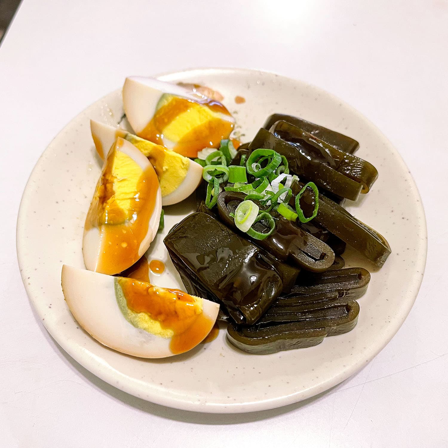 麵舖的小菜經濟實惠,不但可以當鄰里間的早餐,也是上班族的午餐好去處。(Michelin提供)