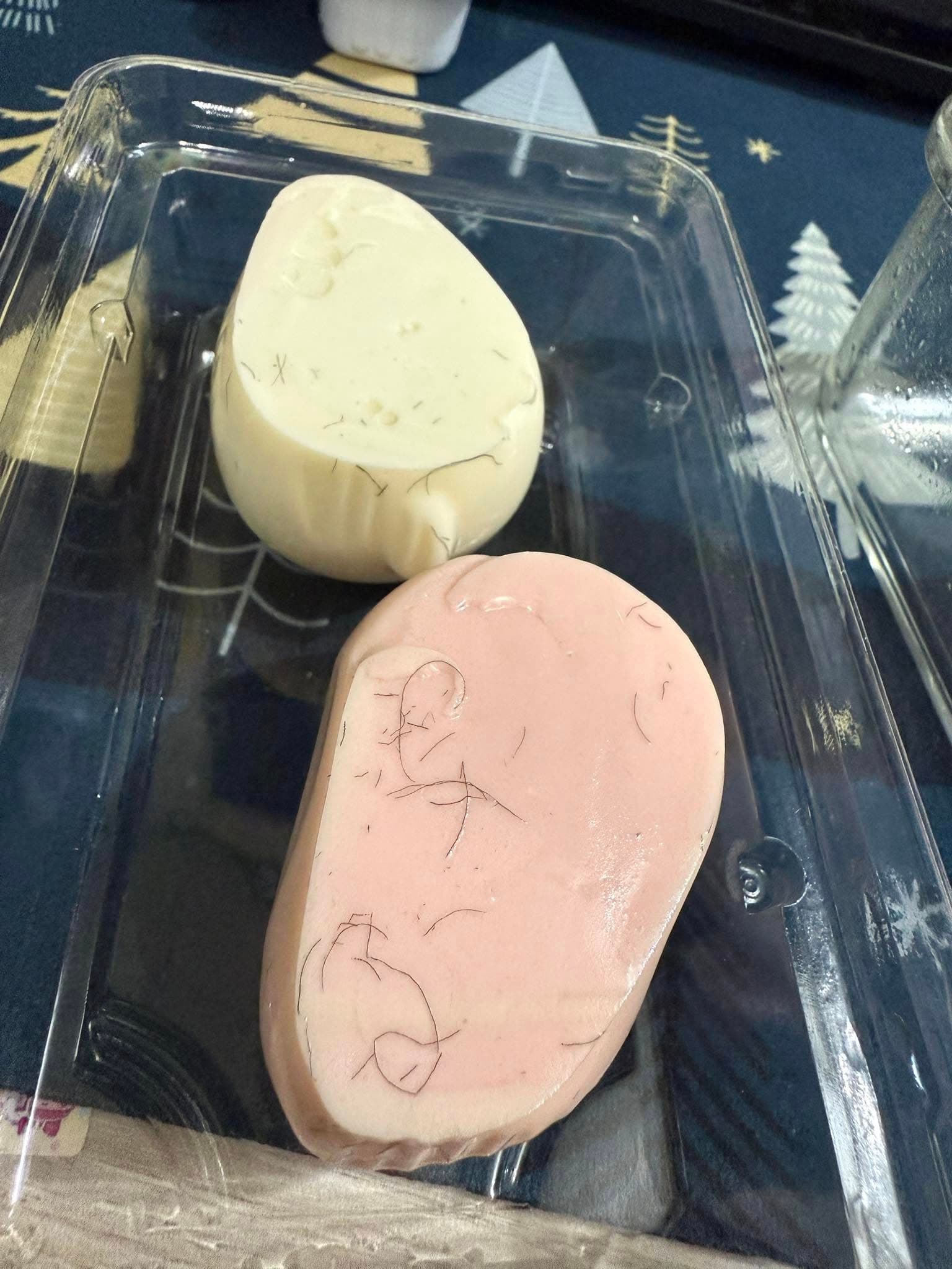 民眾日前在鎮瀾宮附近的攤商購買兔子布丁,卻發現底部都是不明毛髮。(翻攝臉書「爆料公社」)
