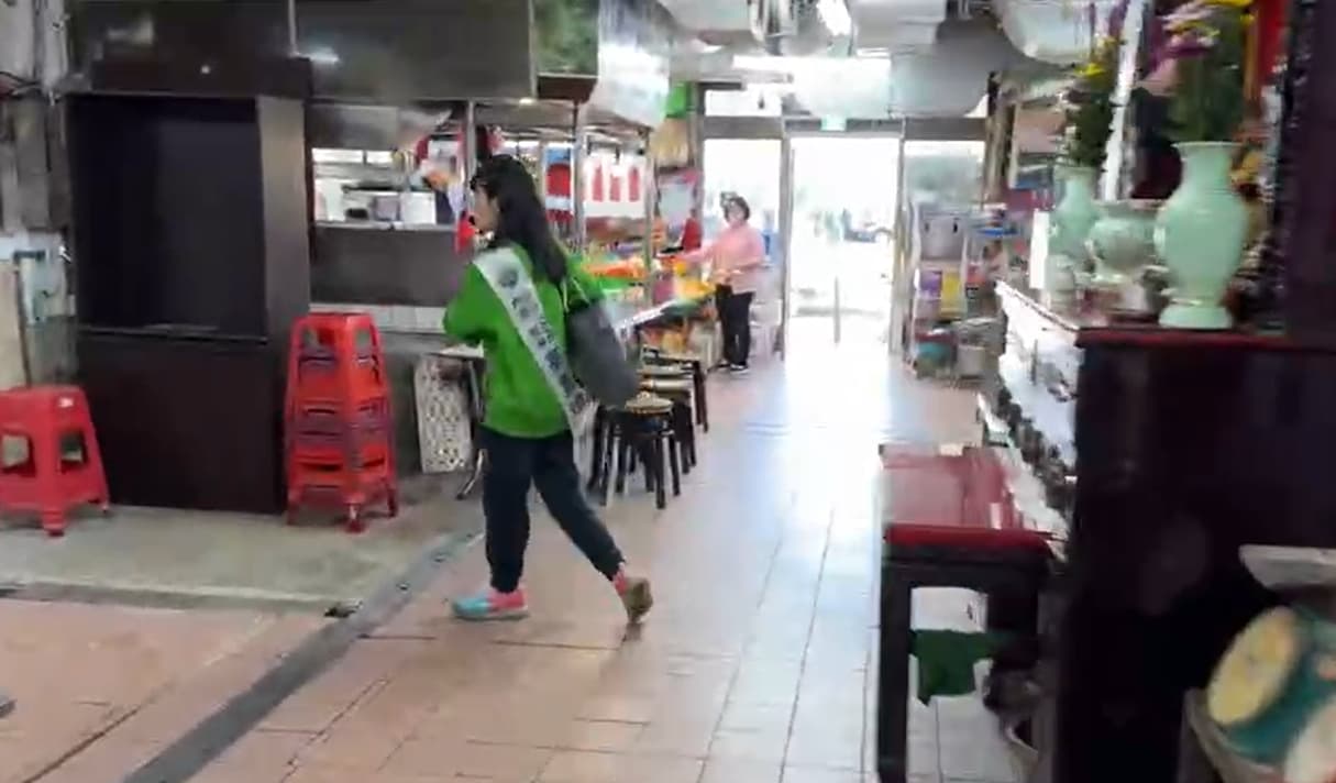 遇到人也在市場的李彥秀母親,高嘉瑜本想改變方向避開,李媽媽忍不下這口氣追了上來。(翻攝自高嘉瑜臉書)