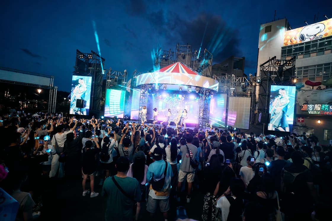K-POP遊樂園派對現場擠滿小熊餅乾,粉絲尖叫應援聲不斷,氣氛High翻台北兒童新樂園。(天空娛樂提供)