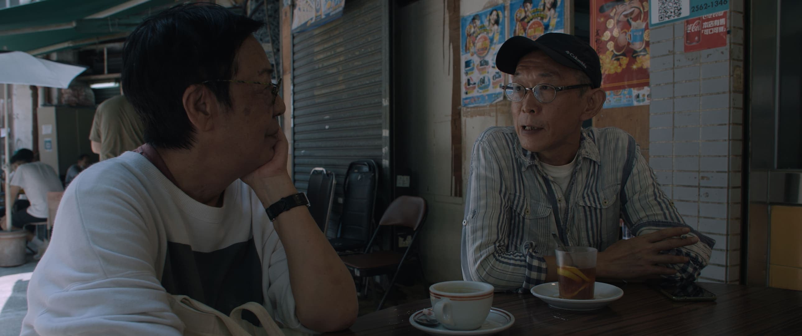導演許鞍華(左)訪問詩人黃燦然(右)。(佳映提供)