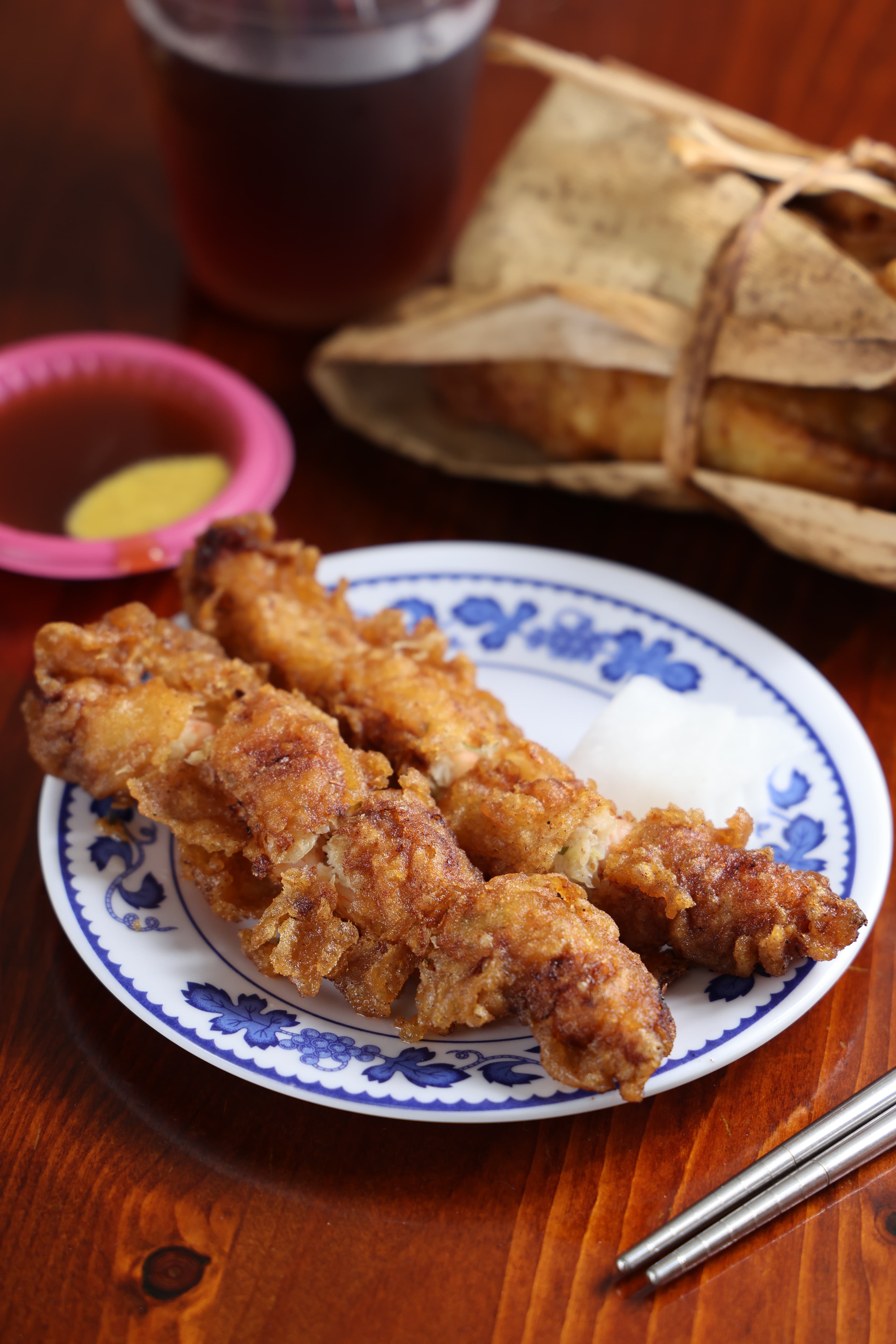 用豬網油包裹蝦仁油炸的「蝦捲」,酥脆鮮美。(65元/份、2條)