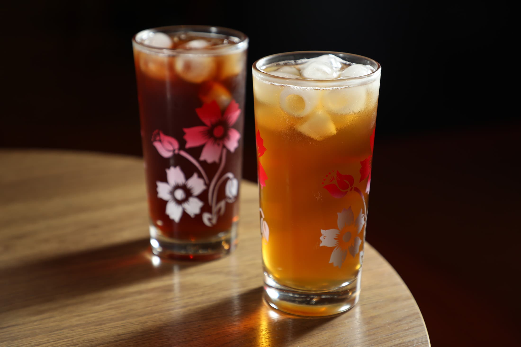 與基隆名店聯名推出的「五秴菊花茶」(右,70元/杯)與自家製作、口味懷舊的「古早味紅茶」(左,50元/杯)。