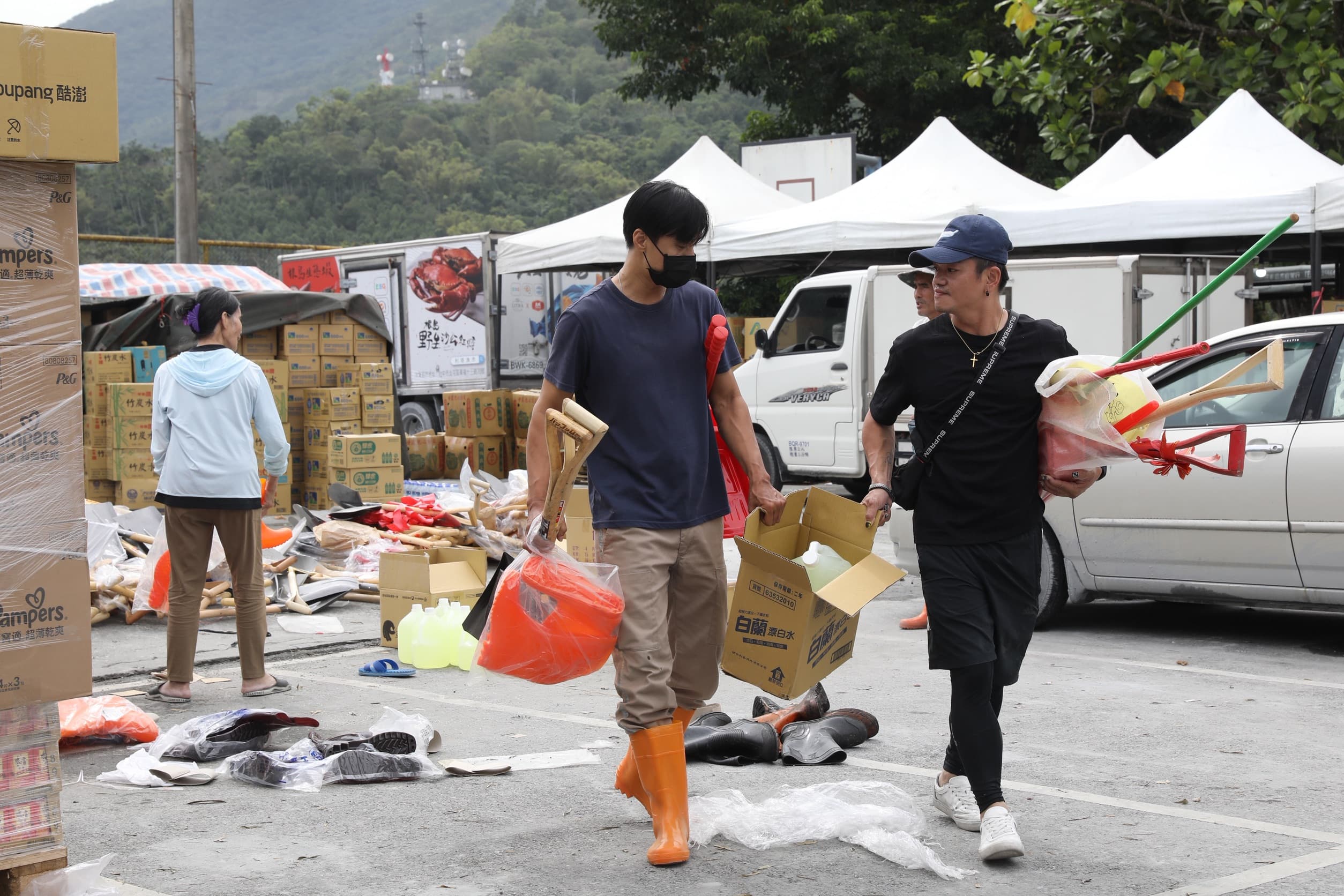 光復鄉湧入大量志工與物資,全台齊心協助居民恢復正常生活。