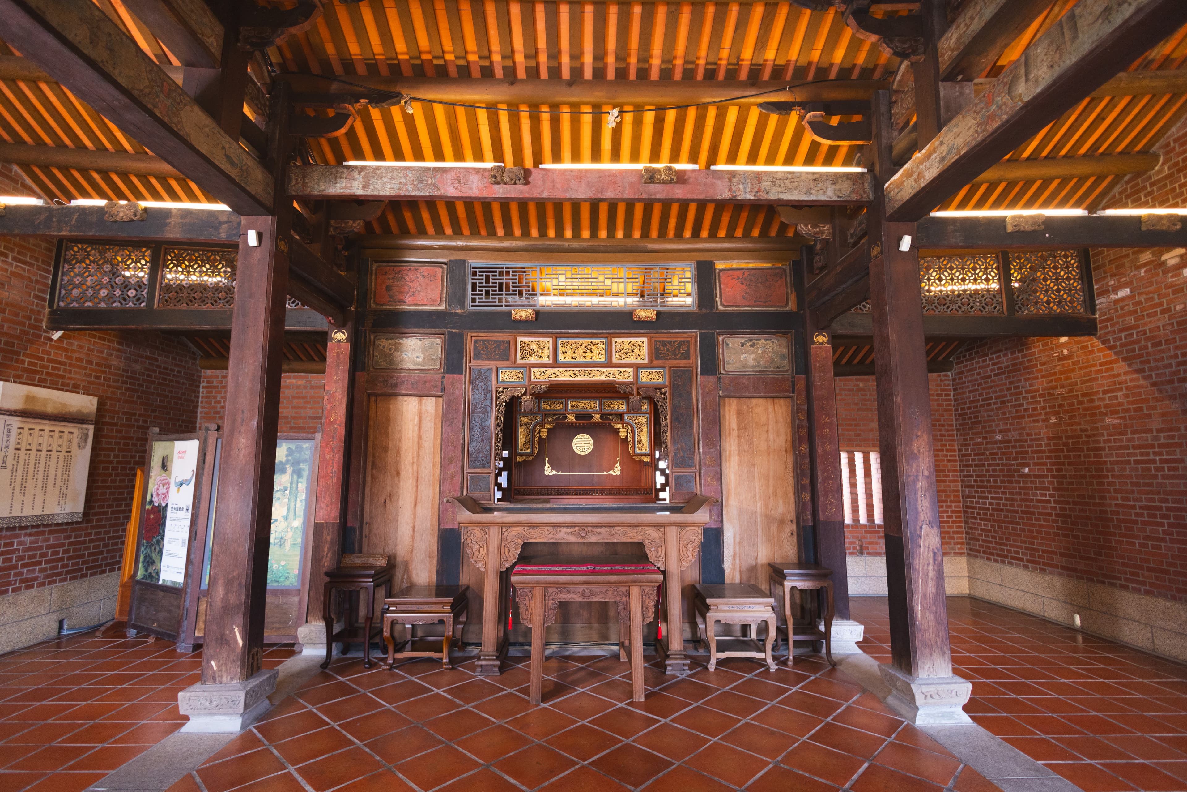 廣孝堂原為宜蘭鄭氏家廟,移地重建於宜蘭傳藝園區後,保留傳統家廟格局與木作細節,延續慎終追遠、詩禮傳家的精神。(全聯提供)