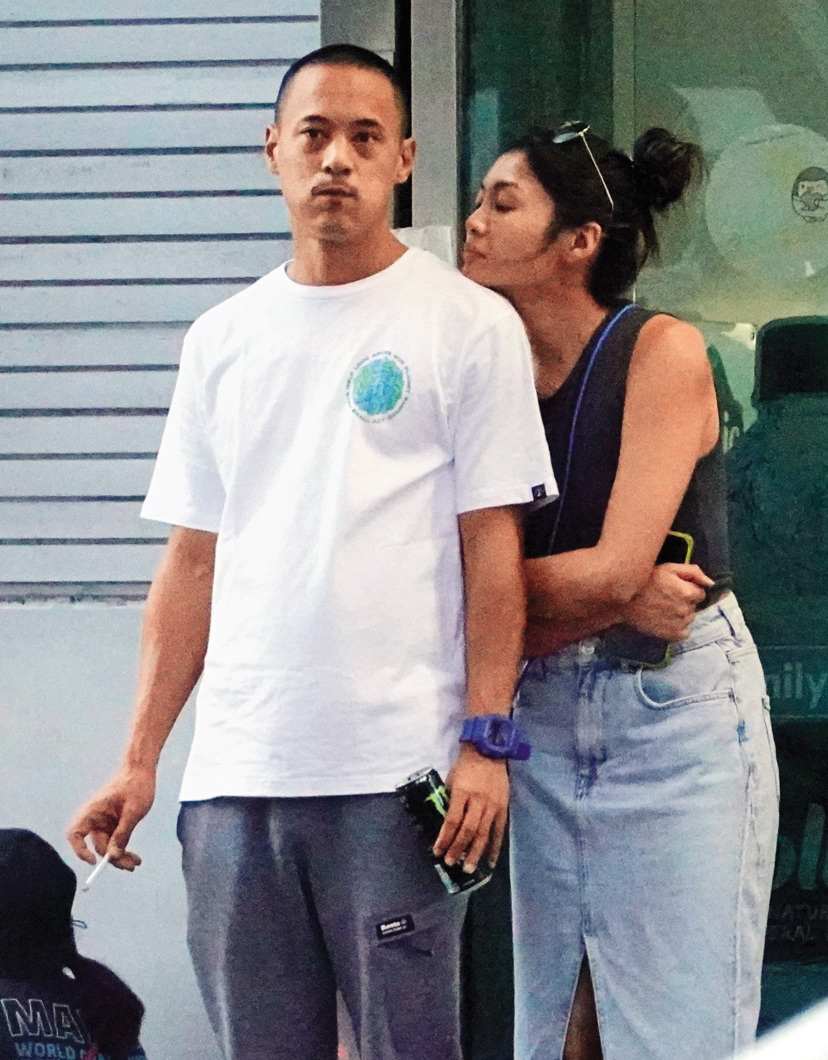 去年本刊直擊蔣友青(左)和老婆周玟君(右)在市區逛街,老婆還親暱地把頭靠在他身上。
