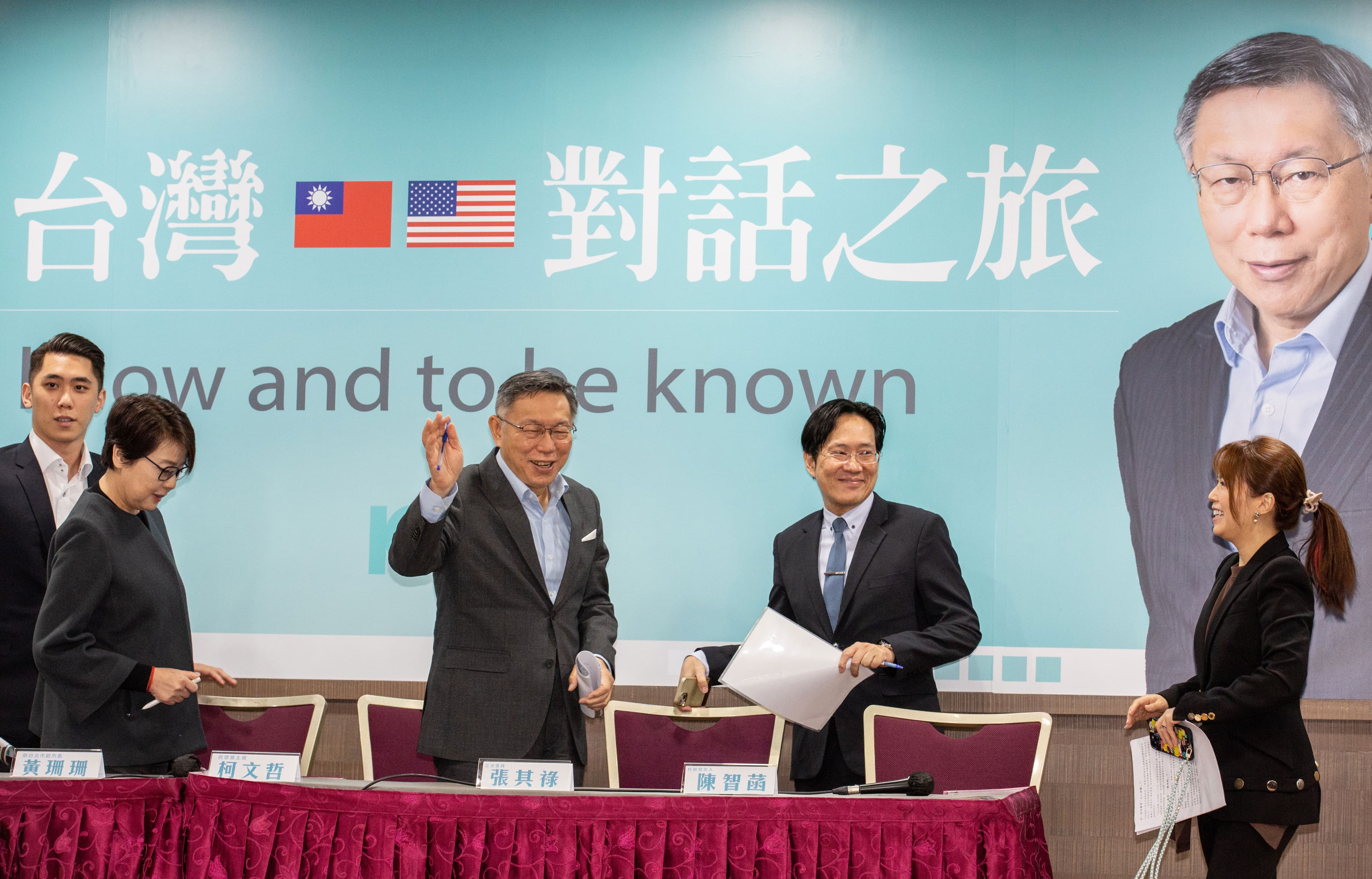 柯文哲(中)認為自己是美、中都能接受的人。