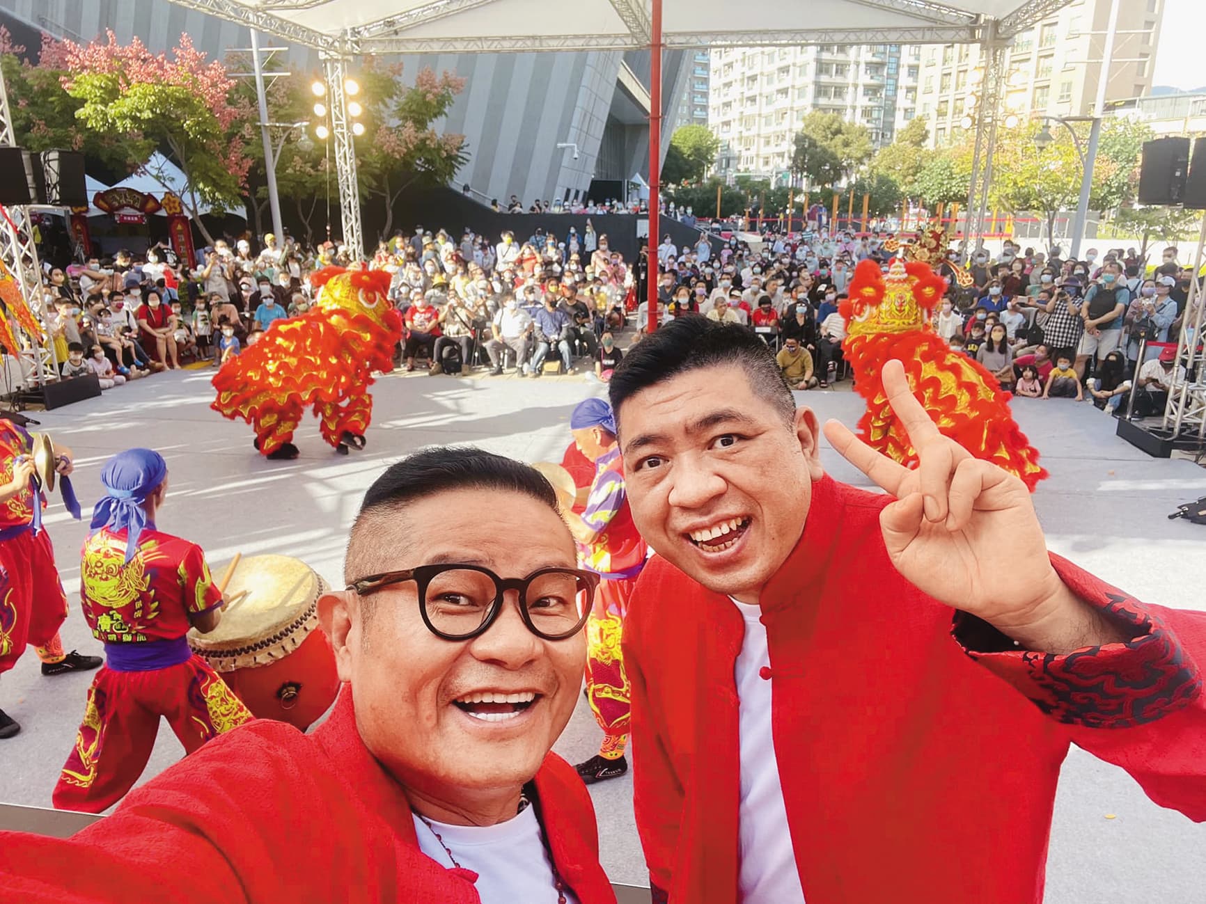 許效舜(左)與NONO(右)昔日都是「石頭家族」成員,兩人經常一起出席活動、上節目。(翻攝自NONO臉書)