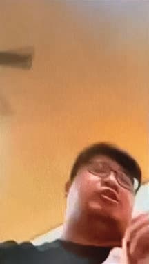 劉男偷拍時會察看手機狀況,卻意外正臉入鏡,成為犯罪鐵證。(讀者提供)