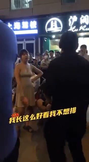妹子高呼「我長這麼好看我不想排」。（翻自微博）