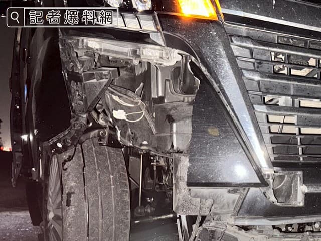 黃偉哲公務車車頭受損。(翻自《記者爆料網》)