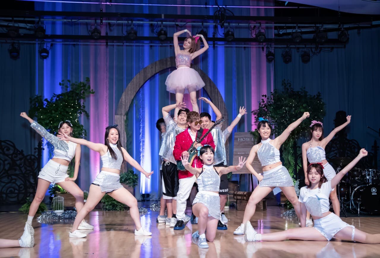 婚宴壓軸大玩啦啦隊人體拋接。(孟慶而提供)