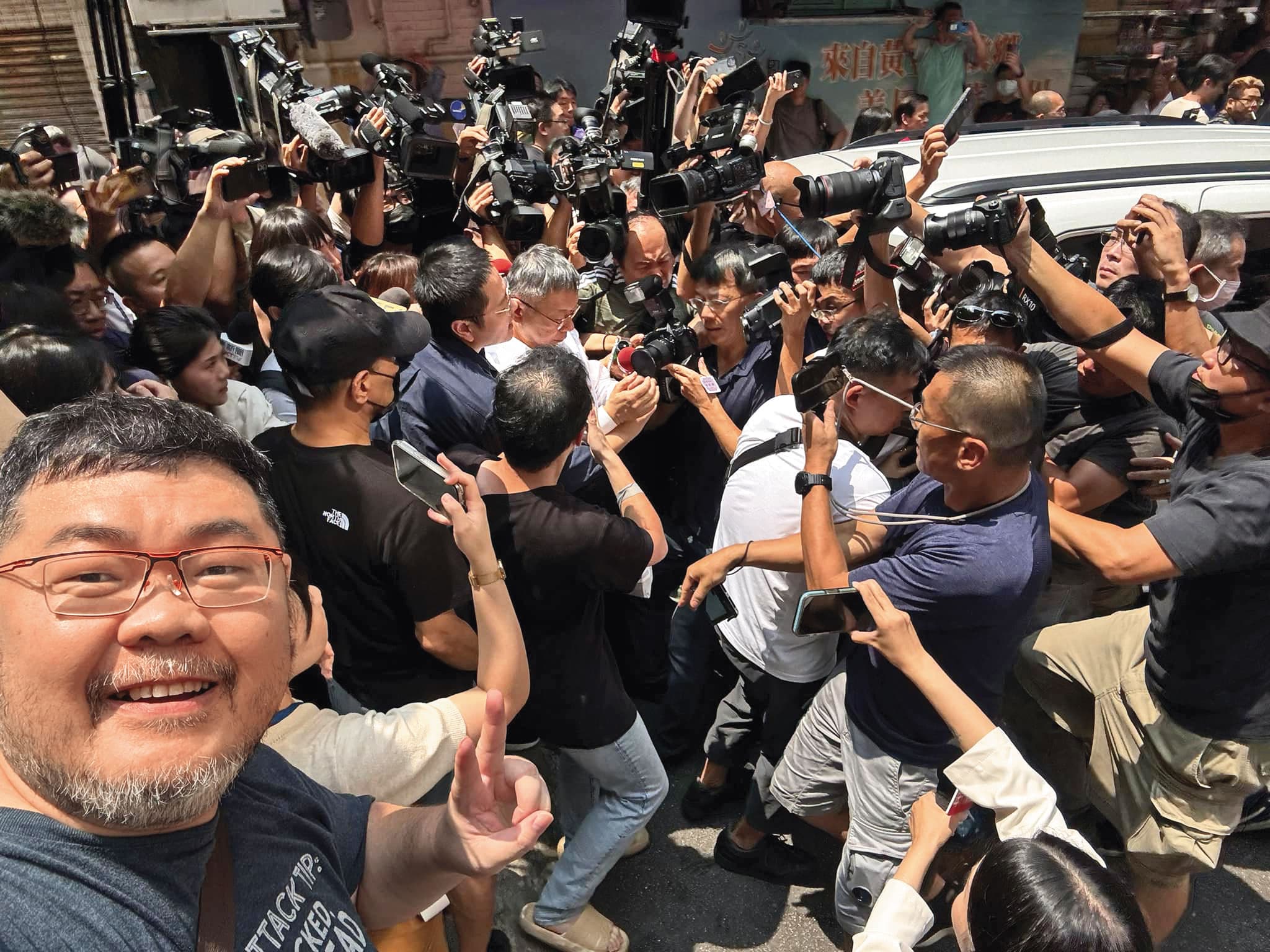 去年8月底,廉政署搜查柯文哲住處,四叉貓自拍寫下:「親自見證歷史的時刻。」(翻攝四叉貓臉書)