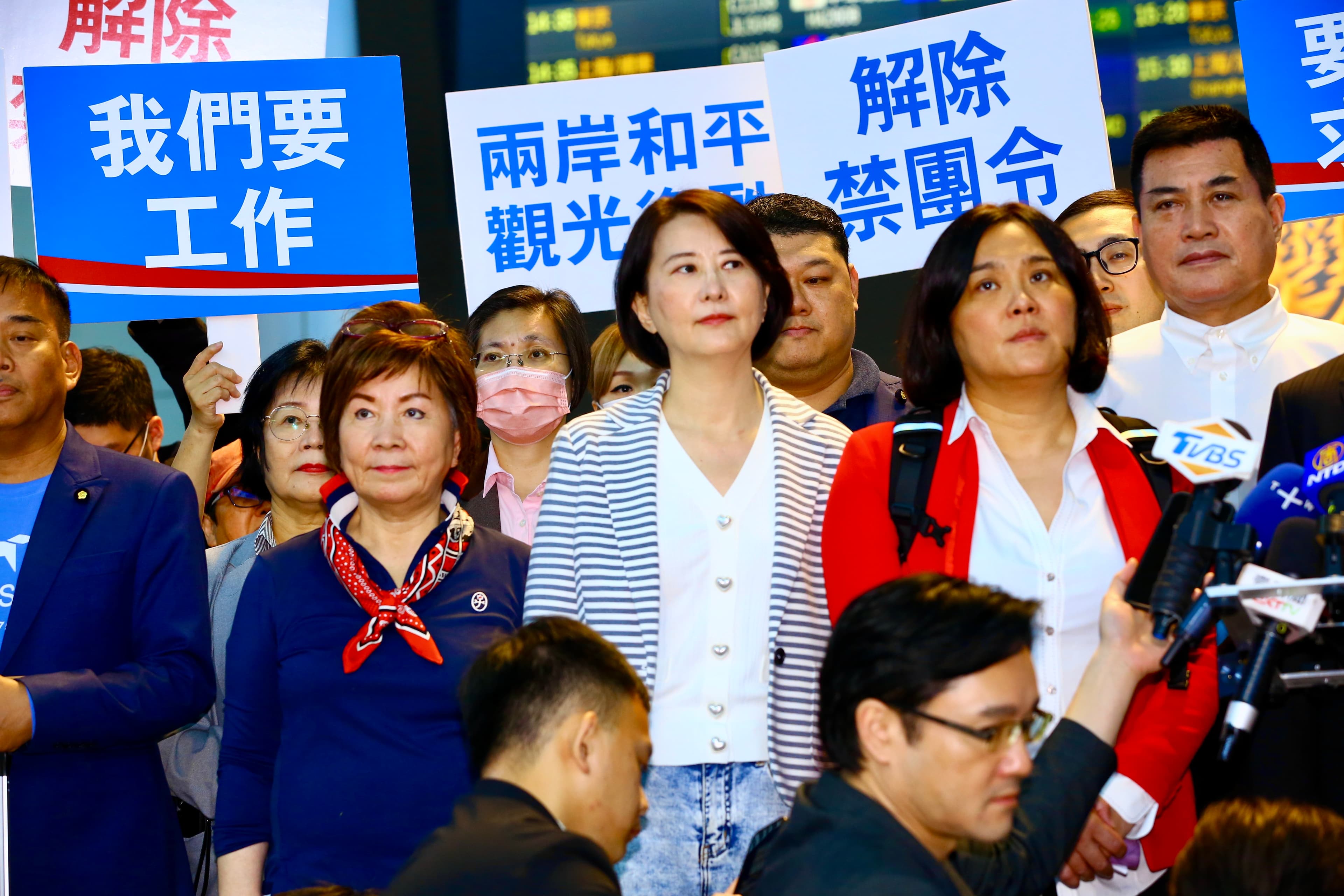 國民黨17名藍委日前集體赴中,平地原住民立委黃仁(右一)也在列。