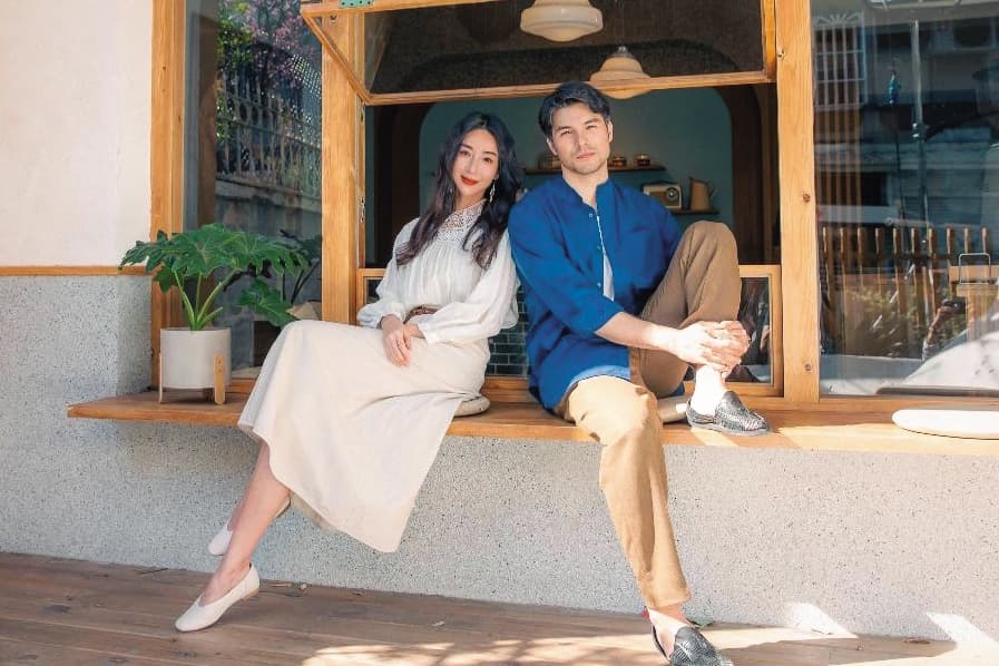 隋棠(左)和鳳小岳(右)近期合作新戲《歡迎光臨二代咖啡》,兩人飾演情侶。(甲普國際媒體提供)