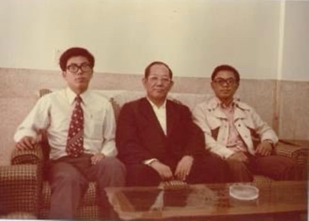 1976年蕭錦聰(左)從老師轉行開貿易公司,進口德國與日本的產品。 (德淵提供)