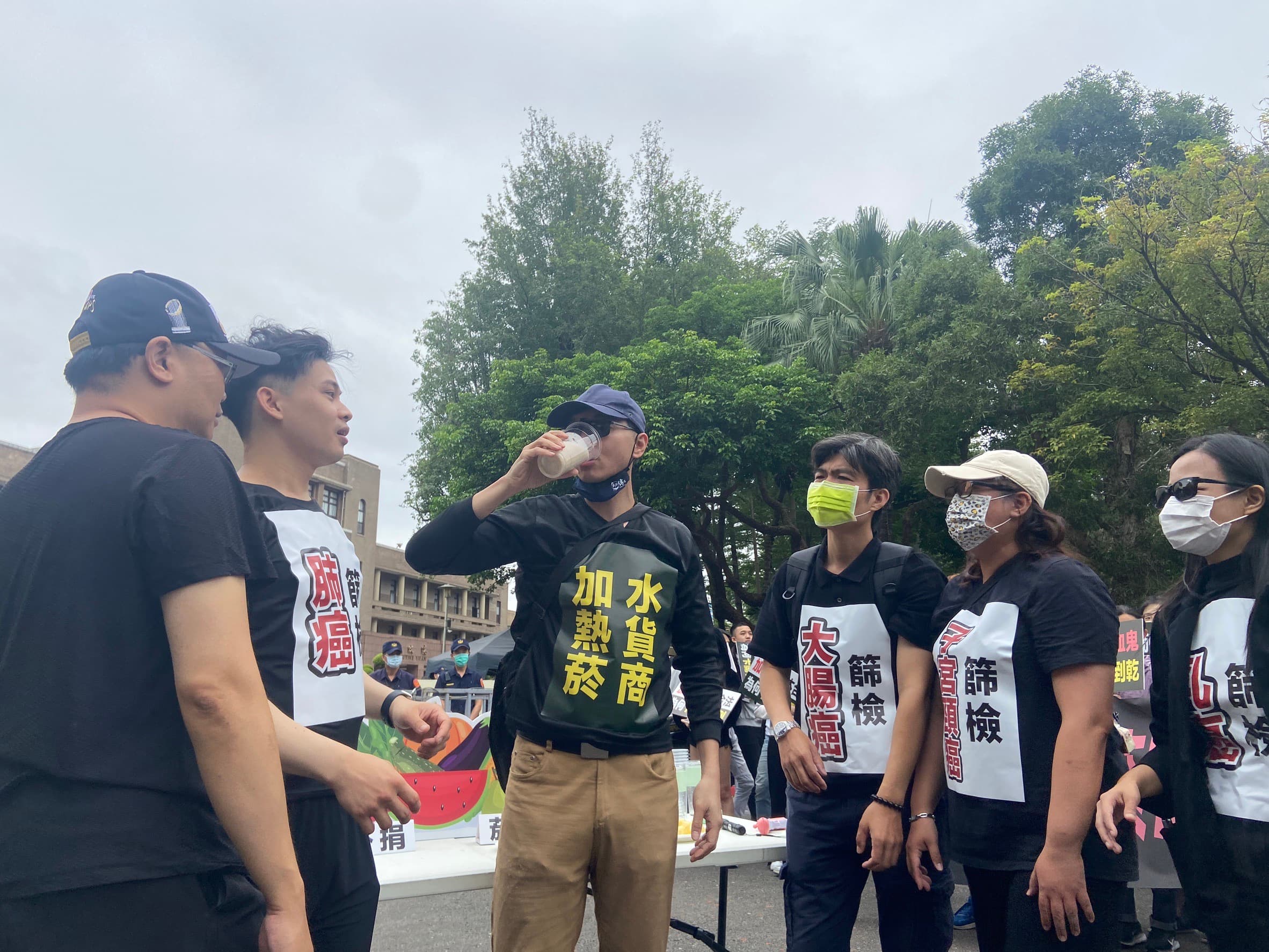 民眾以行動劇比喻依法課徵的菸捐原是癌篩治療經費,卻因菸捐短缺導致費用不足,水貨商像吸血鬼把菸捐菸稅喝光,癌篩費用搶不到。(Clean Air聯盟提供)