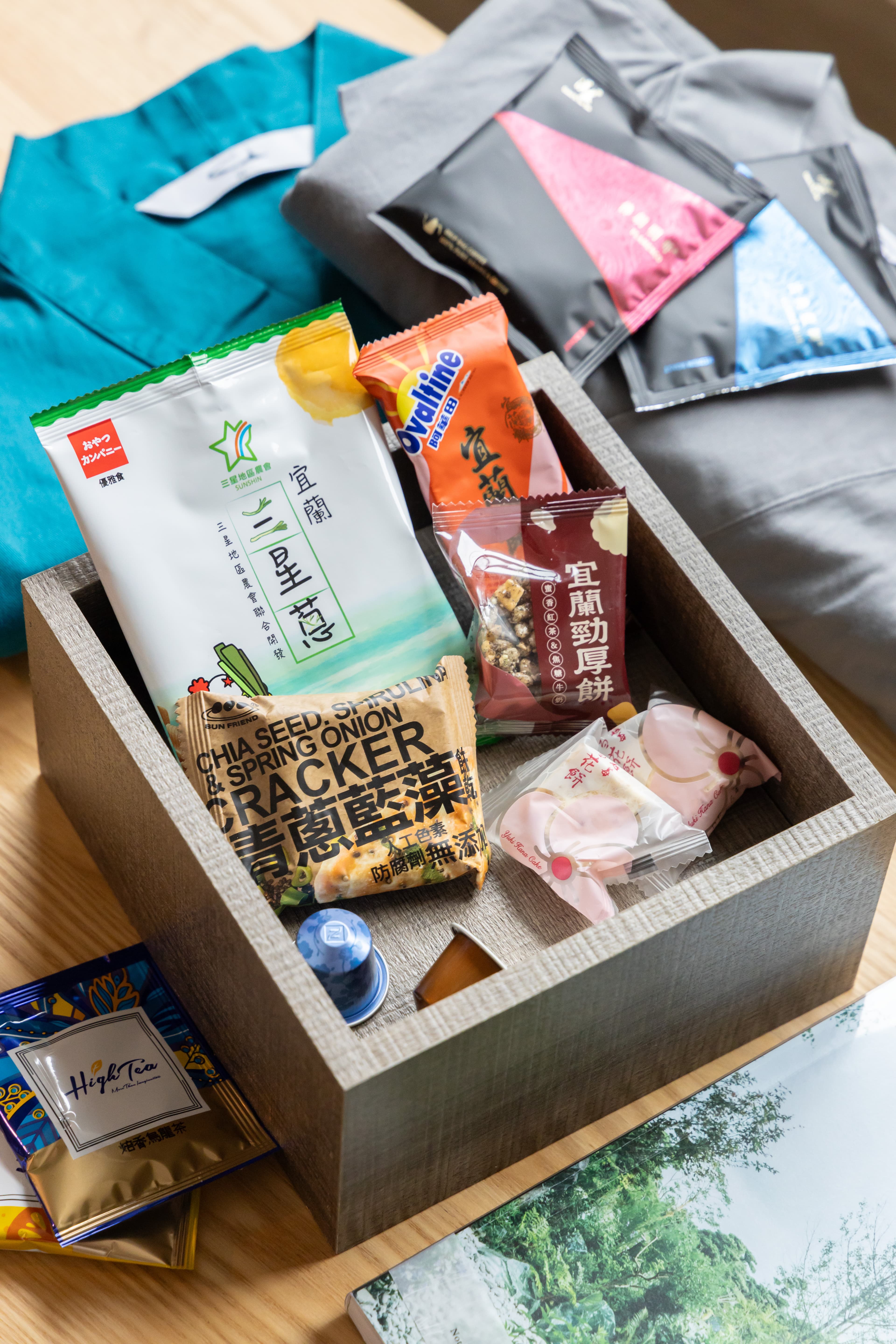 房內準備了多款宜蘭在地特色小點心，像是宜蘭勁厚餅、阿華田口味的牛舌餅、三星蔥點心麵等讓旅客嘗鮮。