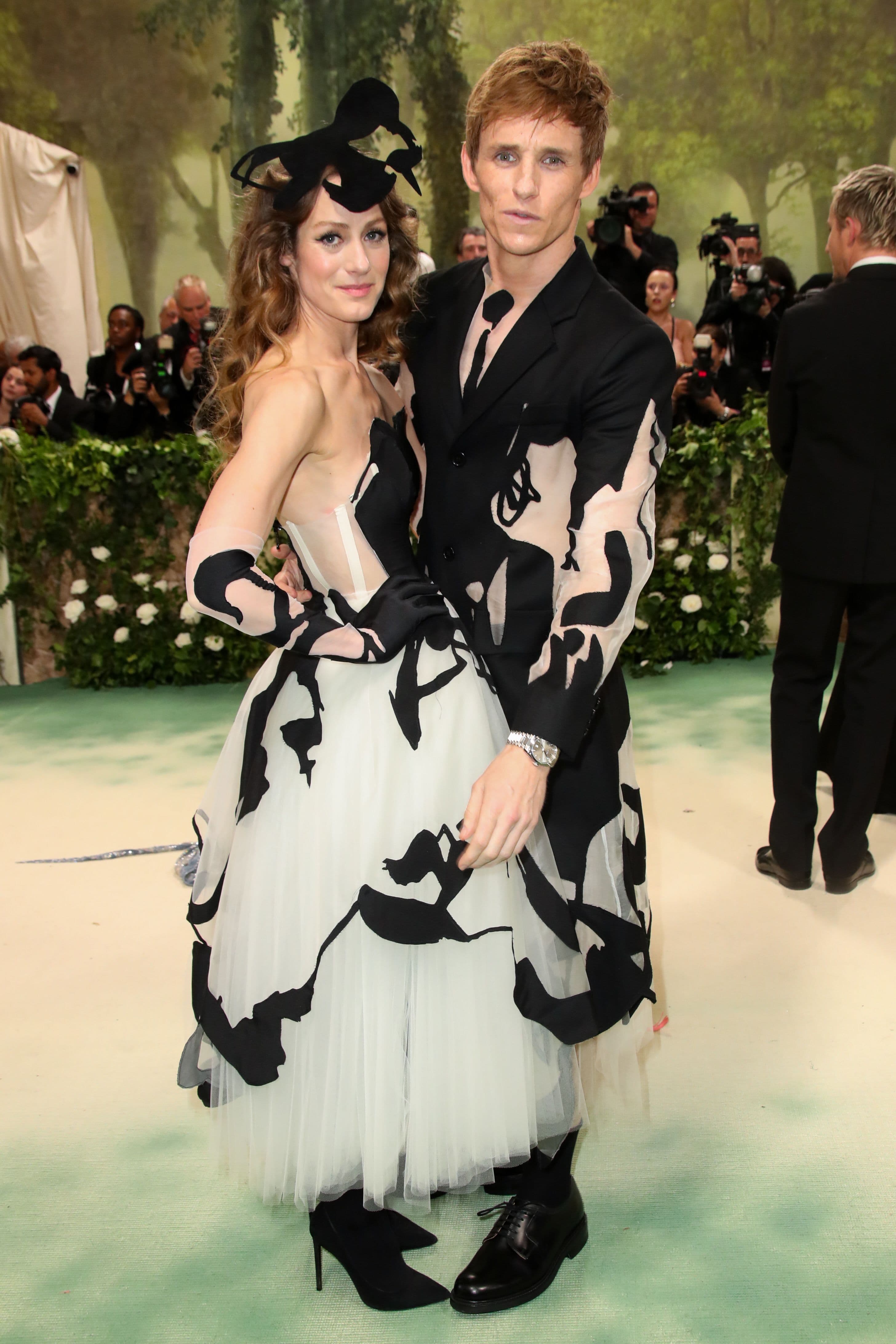 奧斯卡影帝艾迪瑞德曼(Eddie Redmayne)與老婆漢娜貝格蕭(Hannah Bagshawe),穿著黑白設計的夫妻裝,猛一看以為他們2個人連在一起。(東方IC)