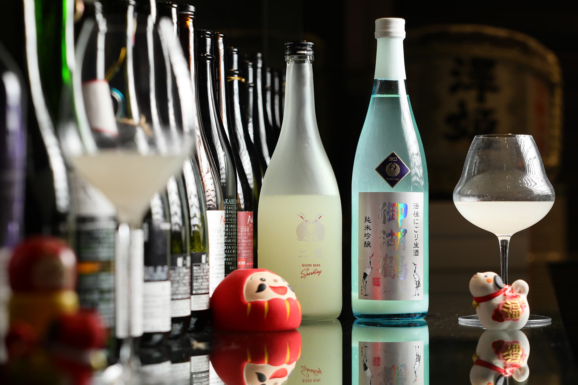 「二兔純米吟釀 雄町五十五 生 Sparkling」與「御湖鶴 純米吟釀 山惠錦 活性にごり生酒」（右，2,400元／720ml）在台灣都火紅。
