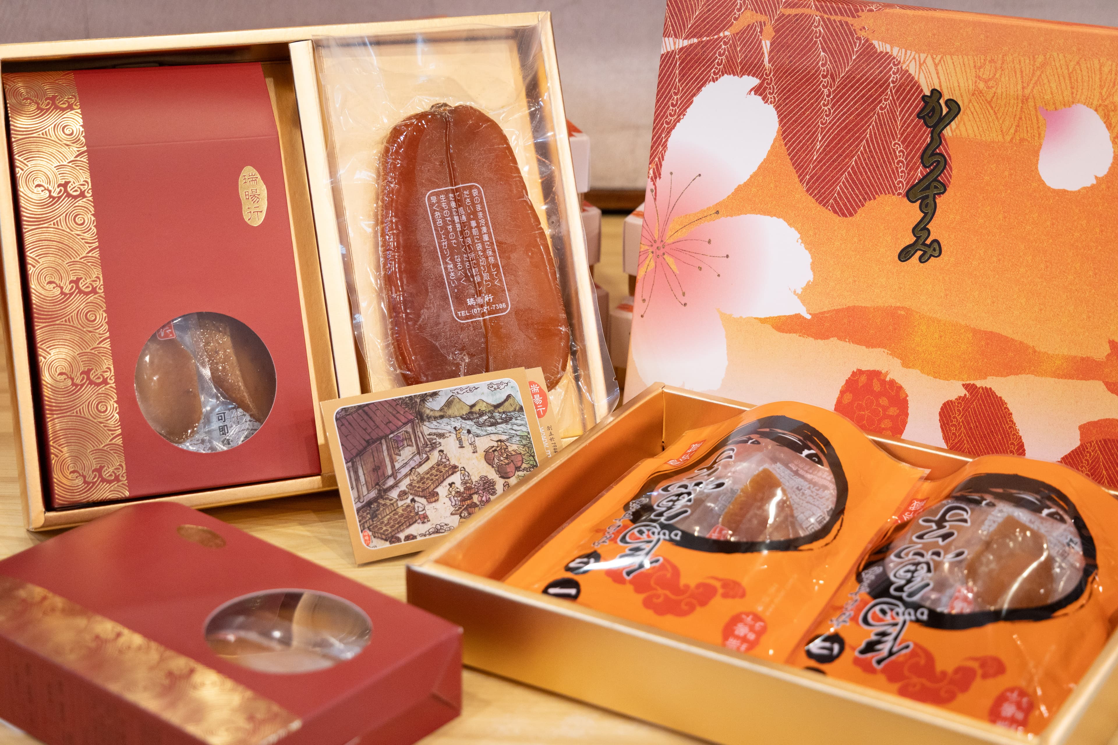 店內依斤兩與品質分級販售烏魚子,讓客人能依預算與用途挑選合適的年節禮盒。