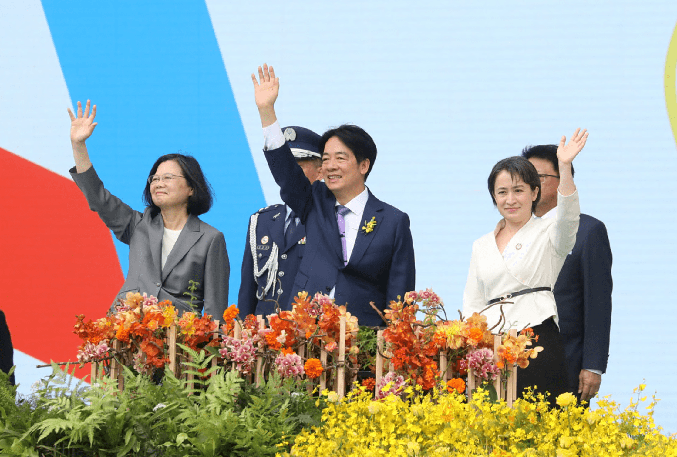 蔡英文(左起)、賴清德、蕭美琴現身大典主舞台,向民眾揮手致意。