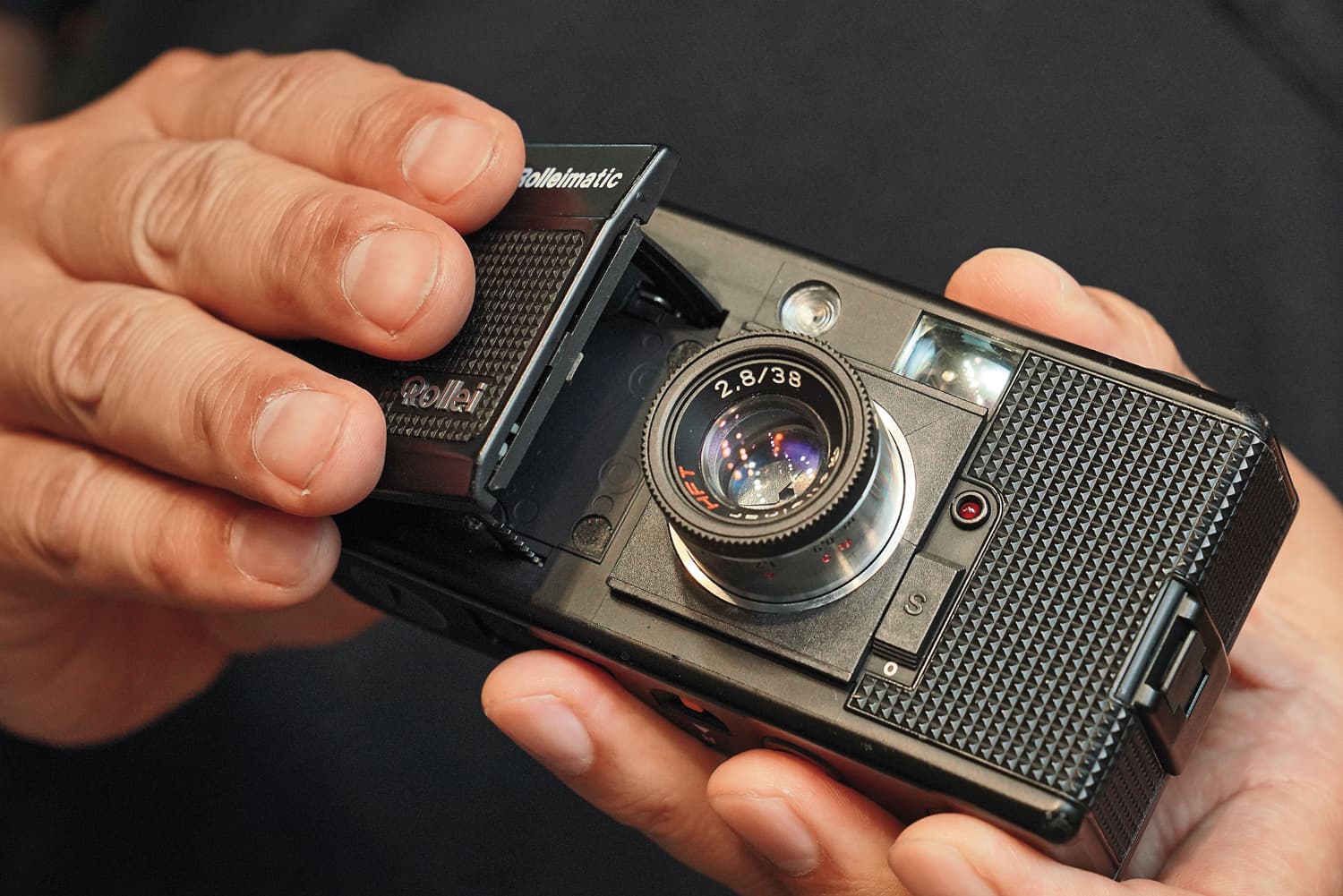 Rollei 35是Rollei破產前最後推出的相機,小型化路線外觀卻更加精緻,平常鏡頭收納在機身內,滑開前方擋板後將擋板呈45度一壓,鏡頭就會伸出。(17,900元/台)。