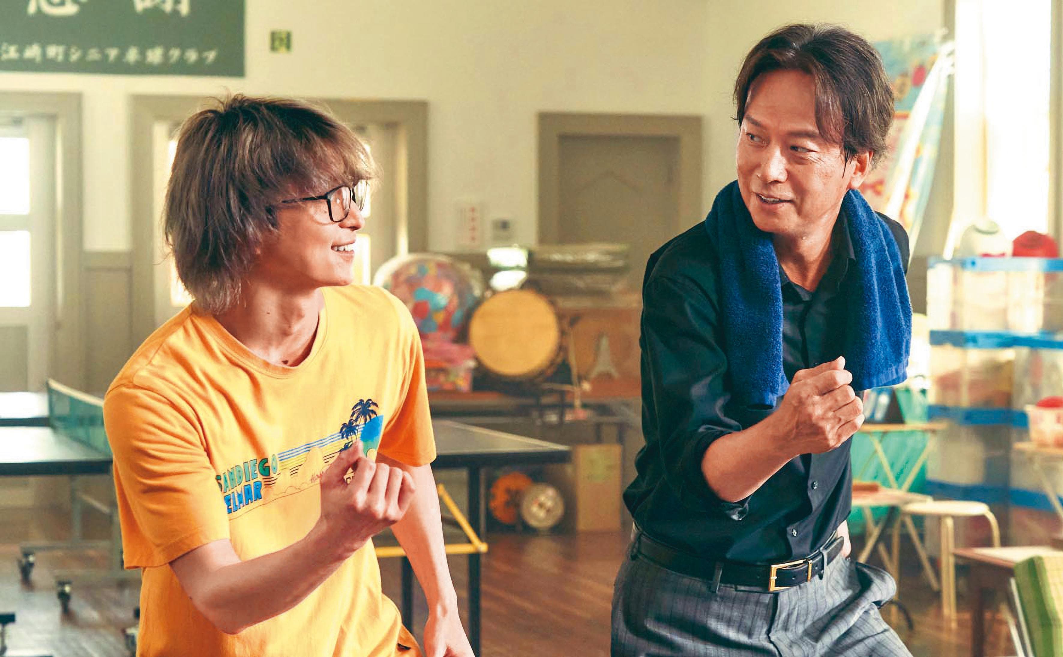 日本資深男星椎名桔平（右）為戲苦練一個月的舞蹈，擅長歌舞的佐久間大介（左）在片場也當起團隊的指導老師。（天馬行空提供）
