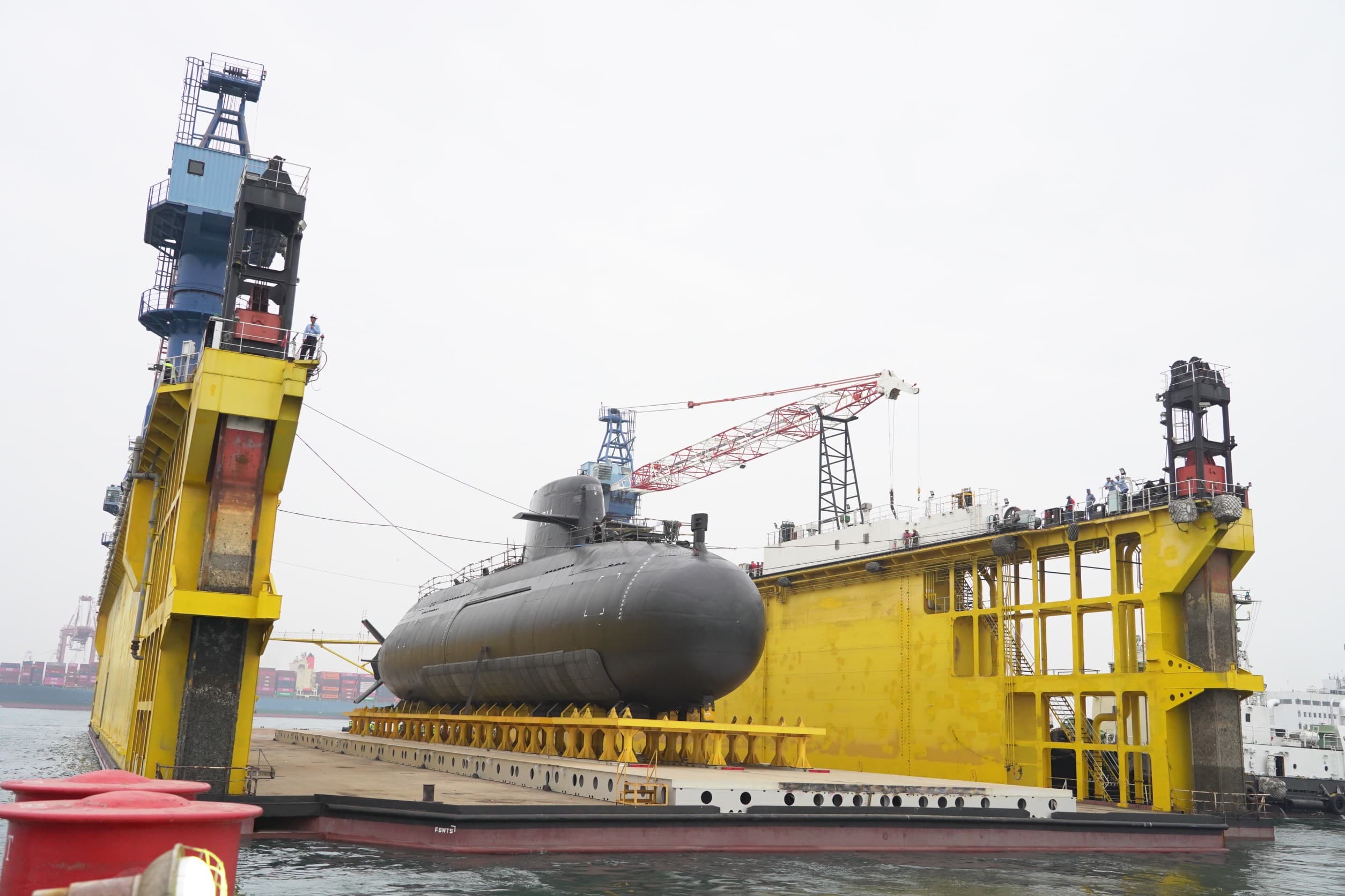 國造潛艦海鯤號昨(27日)進行下水浮船作業。(翻攝畫面)