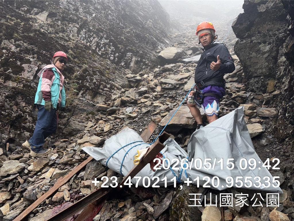 為了順利搬運遺體,採取「人力輪流背負」與「架設繩索拖拉」方式。(南投縣消防局提供)