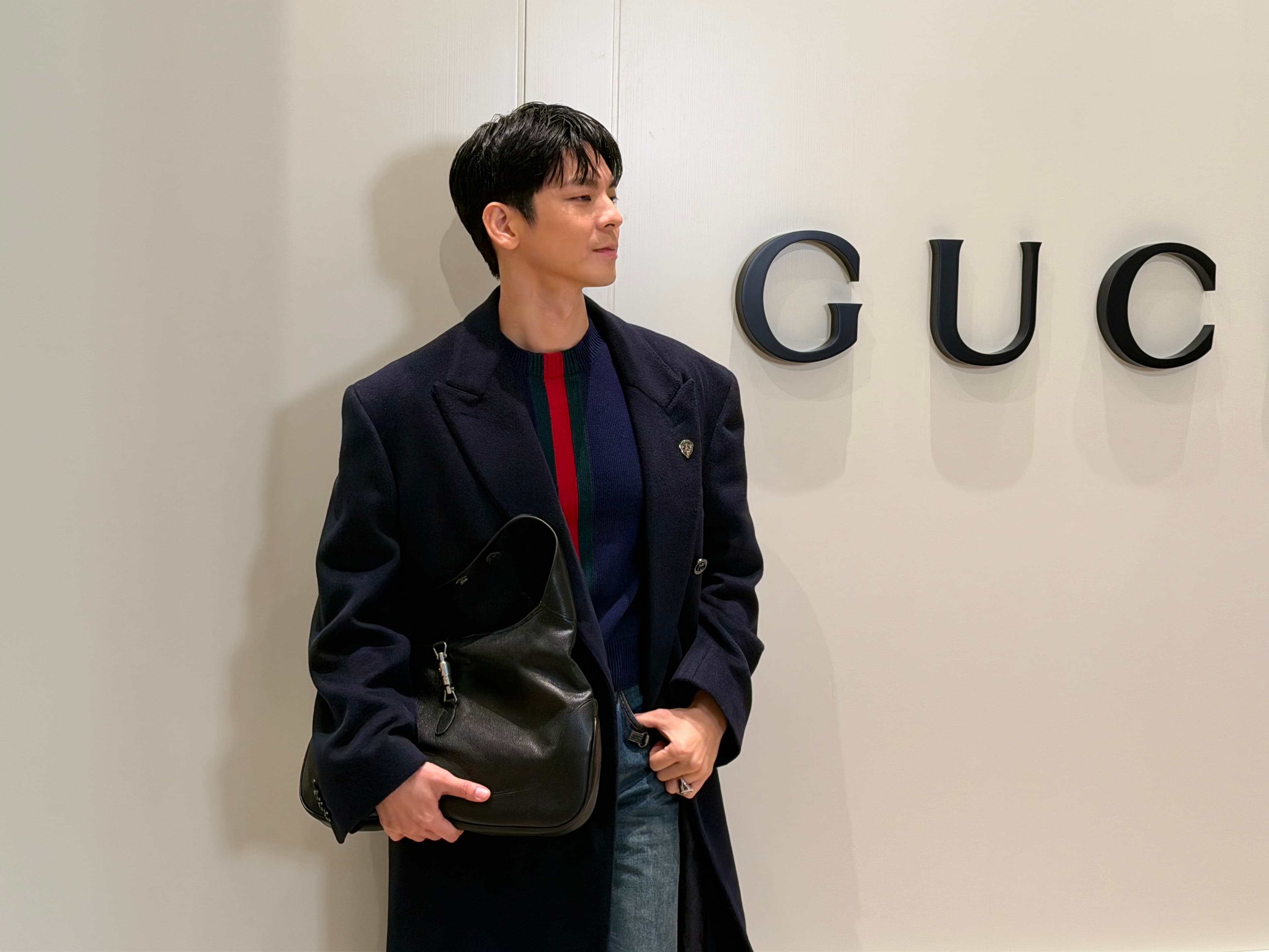 林柏宏的鄰家男孩造型:深海藍羊毛Web織帶長袖圓領針織衫NT$49,800、深海藍羊絨大衣價格店洽、馬銜鍊丹寧褲NT$44,000、超大尺寸Jackie包NT$118,300。