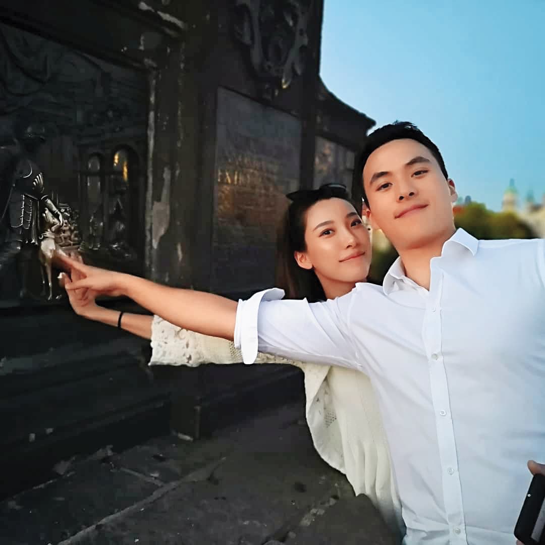 何猷啟(右)與老婆GIGI(左)結婚後又閃離;他與何超蓮是龍鳳胎,都屬於百億賭王之家。(翻攝自orlandoho91 IG)