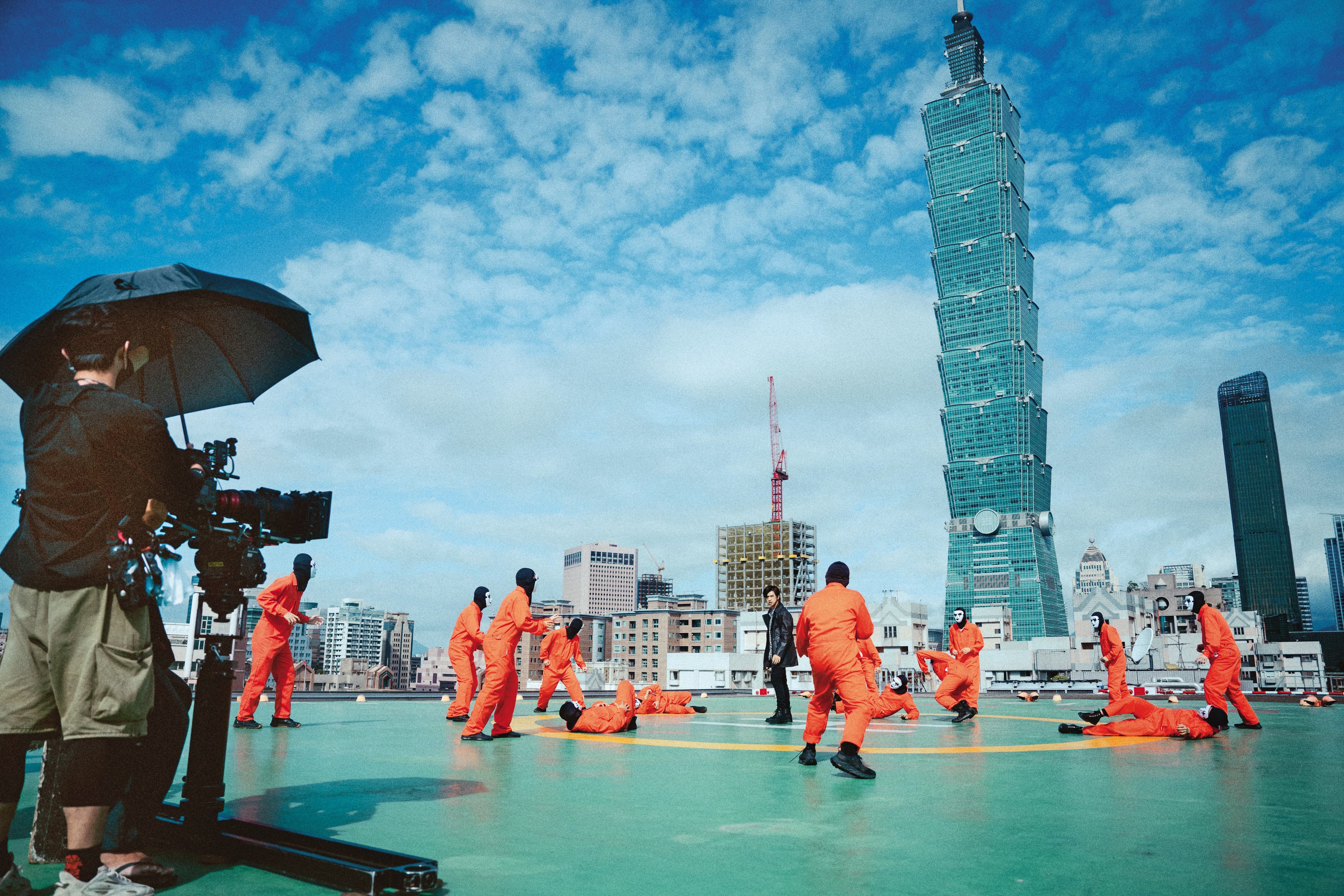 陳柏霖(中)飾演因闖禍到金門避風頭的大明星,全劇僅有10%場景在台北拍攝。(大川大立提供)