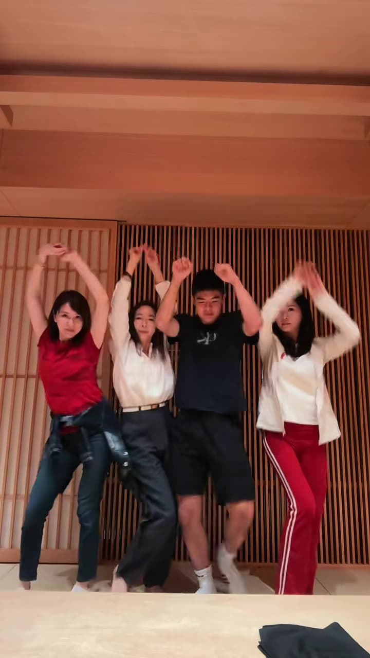 為了慶祝連定捷高中畢業,蔡依珊、蔡依倫錄影片跳舞慶祝。(翻攝小紅書)