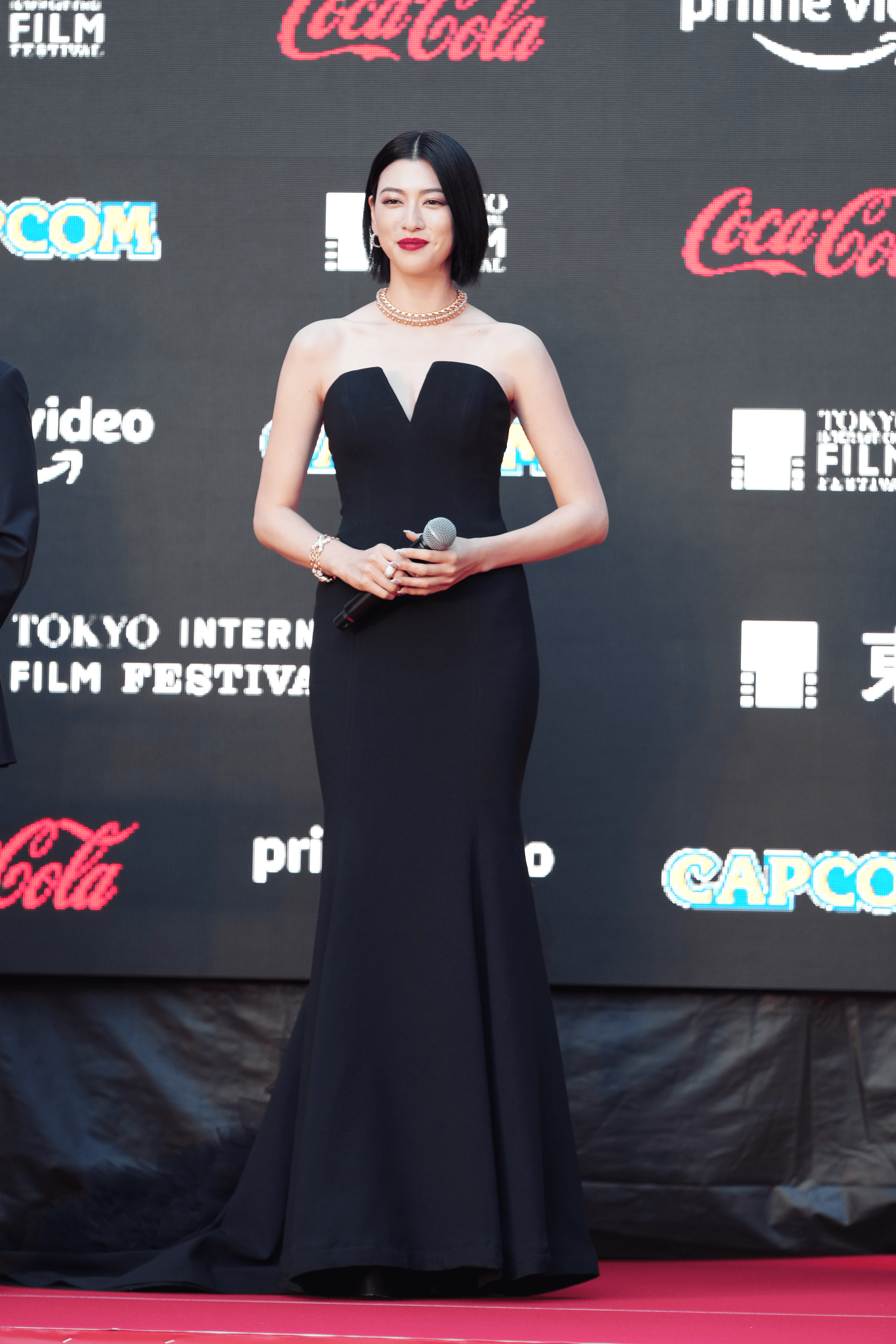 三吉彩花以深V黑色長裙登紅毯成為鎂光燈焦點，舉手投足都氣勢十足。（東京國際影展提供）