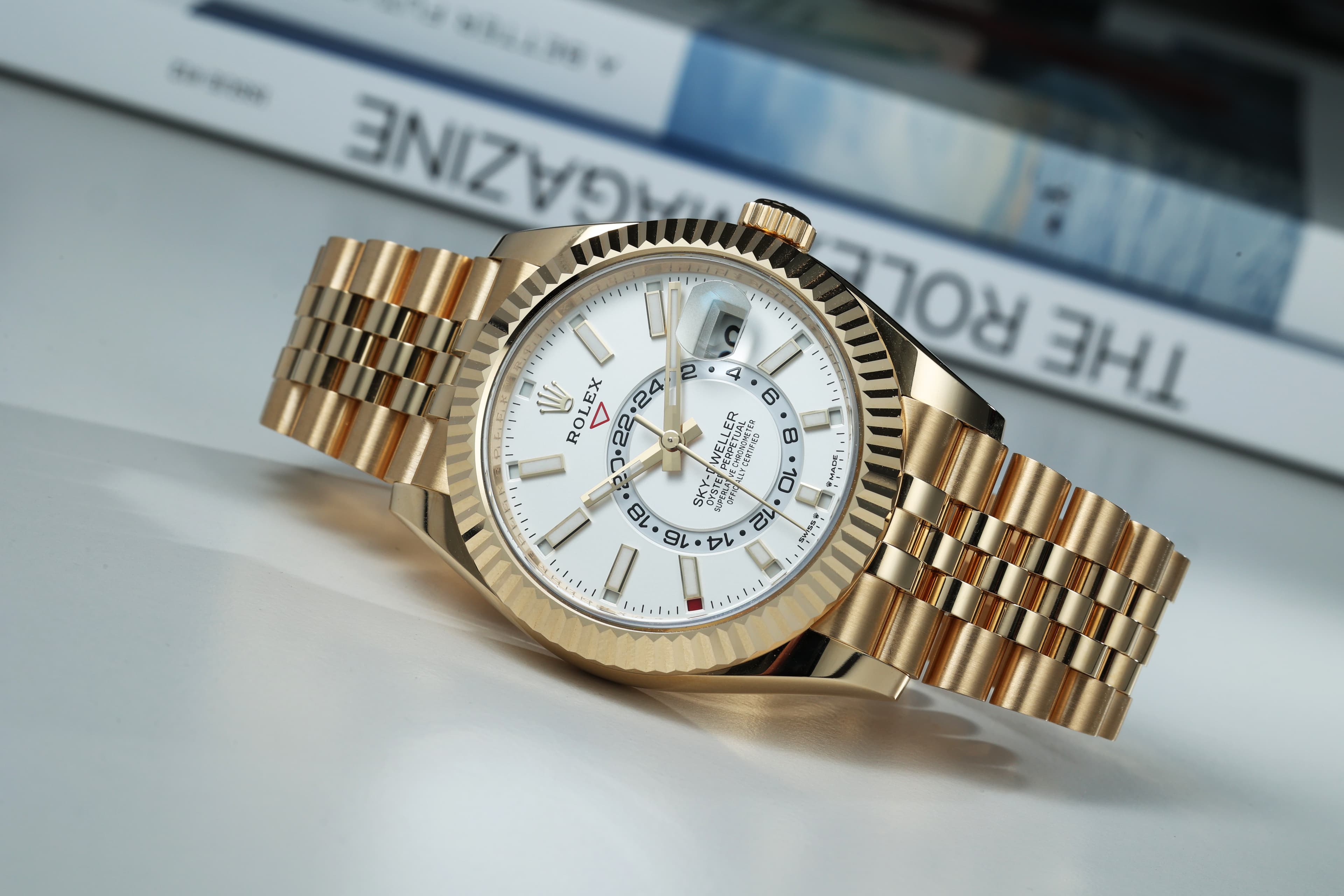 Sky-Dweller，42mm 18K黃金錶殼，裝載9002自動上鍊機芯，定價NT$1,744,500。