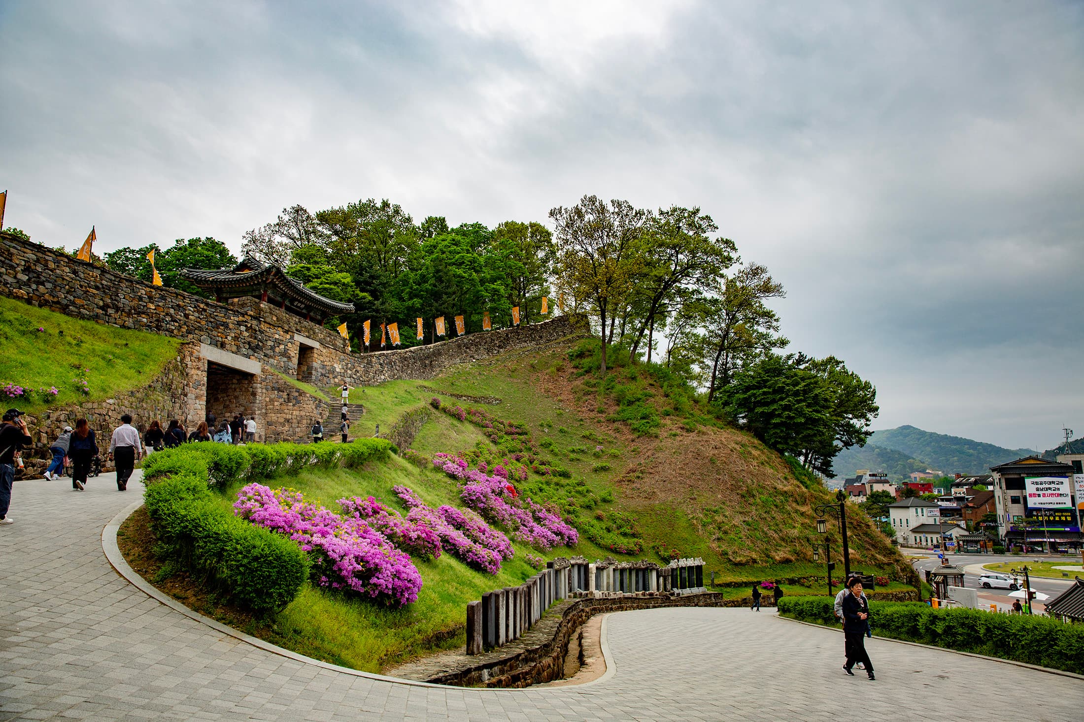 「公州公山城」依山傍水而建,曾是百濟熊津時代的重要王城,2015年列入UNESCO世界文化遺產。
