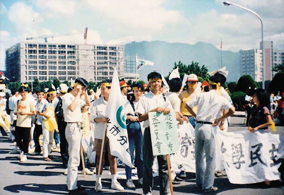 賴中強大學期間幾乎都在街頭與社辦度過,此為1989年的《大學法》改革大遊行。(賴中強提供)