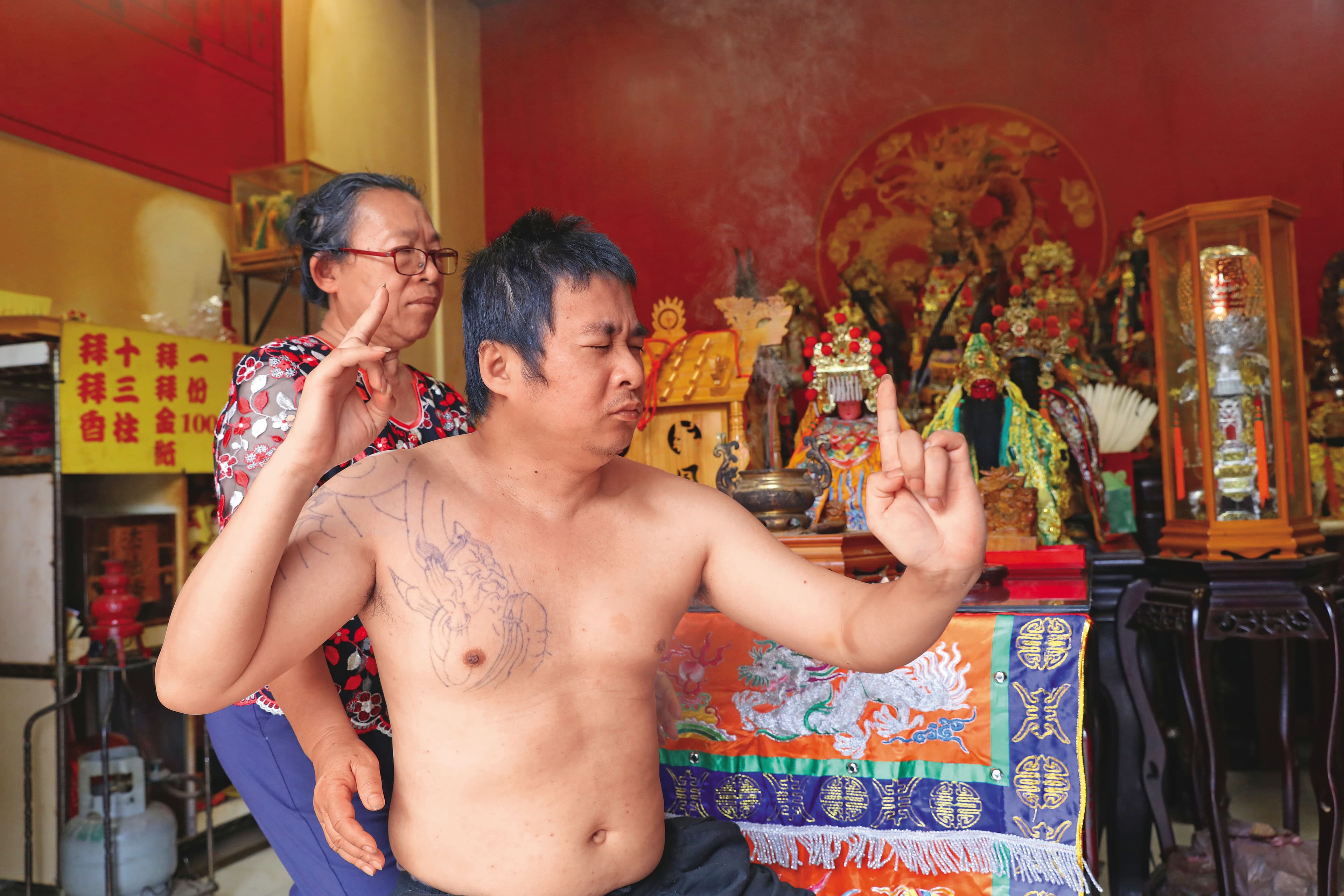 呂金葉(後)與兒子王皇朝(前)分別是媽祖與玄天上帝的乩童,每週固定在自家宮廟「辦事」。