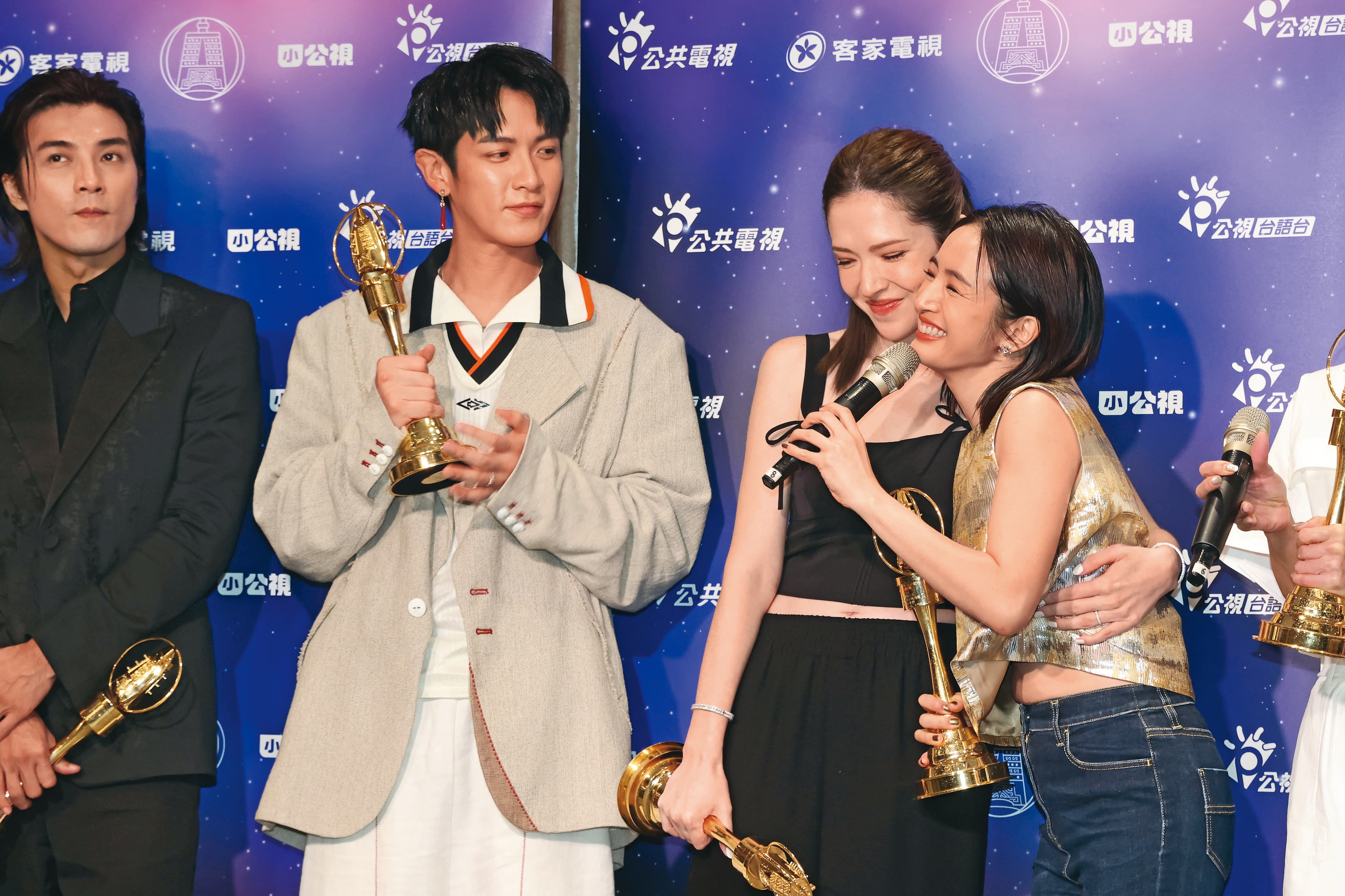 林依晨(右)去年因迷你劇集《不夠善良的我們》入圍女主角,與柯震東(左起)、許瑋甯慶功。