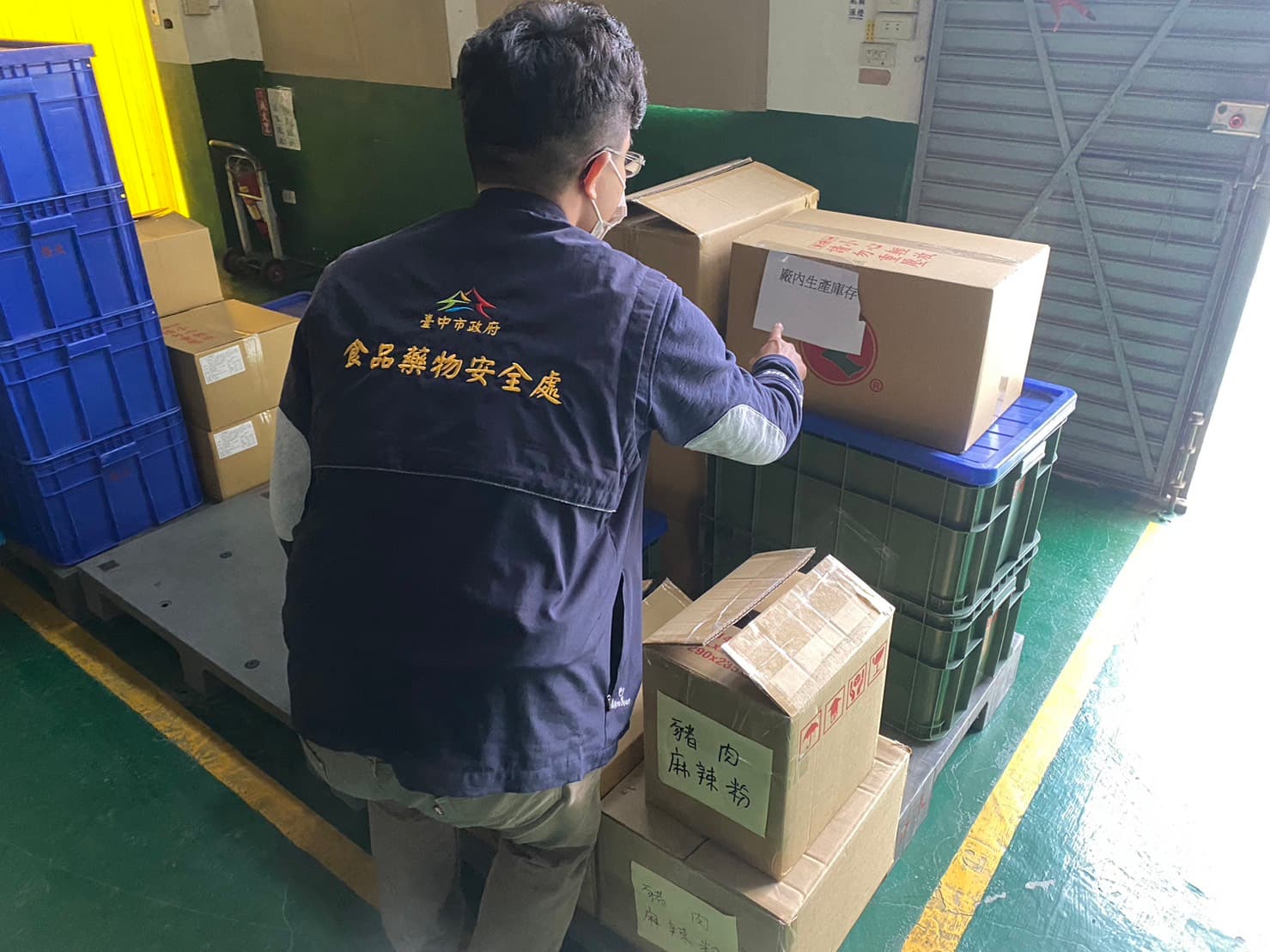 台中食安處今天持續稽查問題醬料,共追查40家下游廠商,掌握使用問題辣椒粉的各類產品共16萬2,096.34公斤,已售出或使用12萬6,296.72公斤。(台中市政府提供)