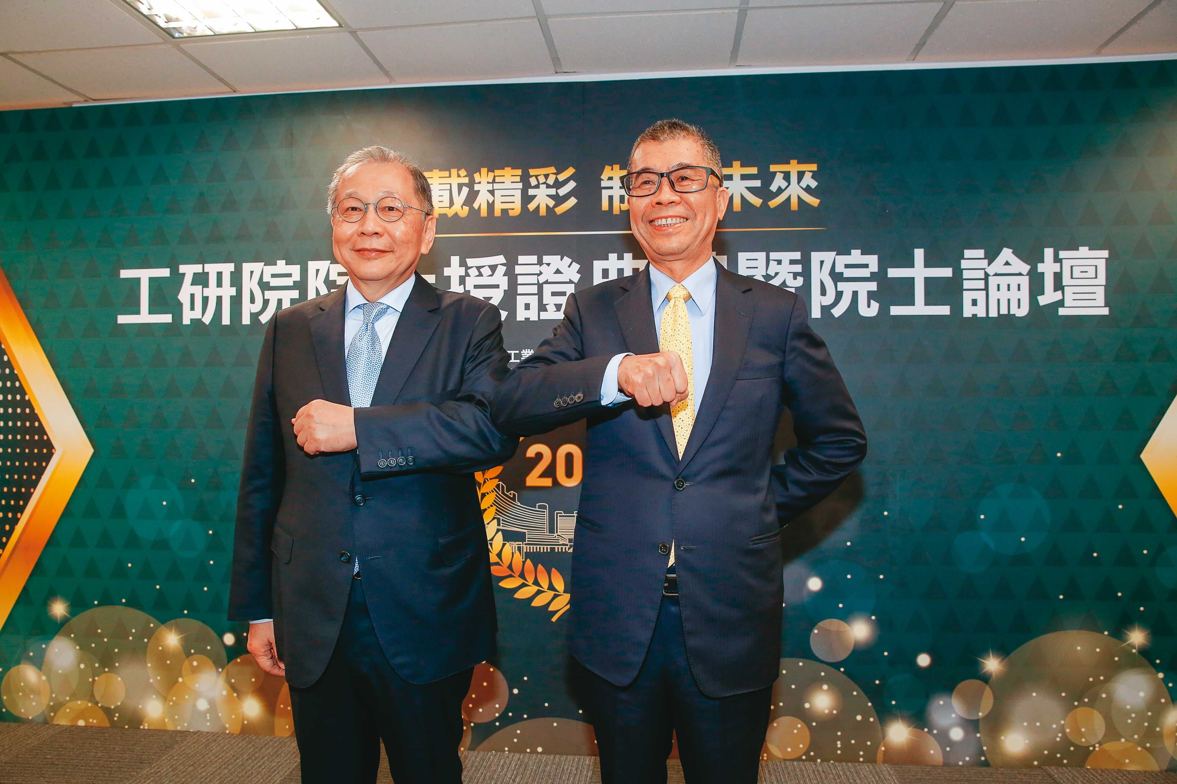 蔡明介（右）找蔡力行（左）操盤，努力爭取國際指標客戶。