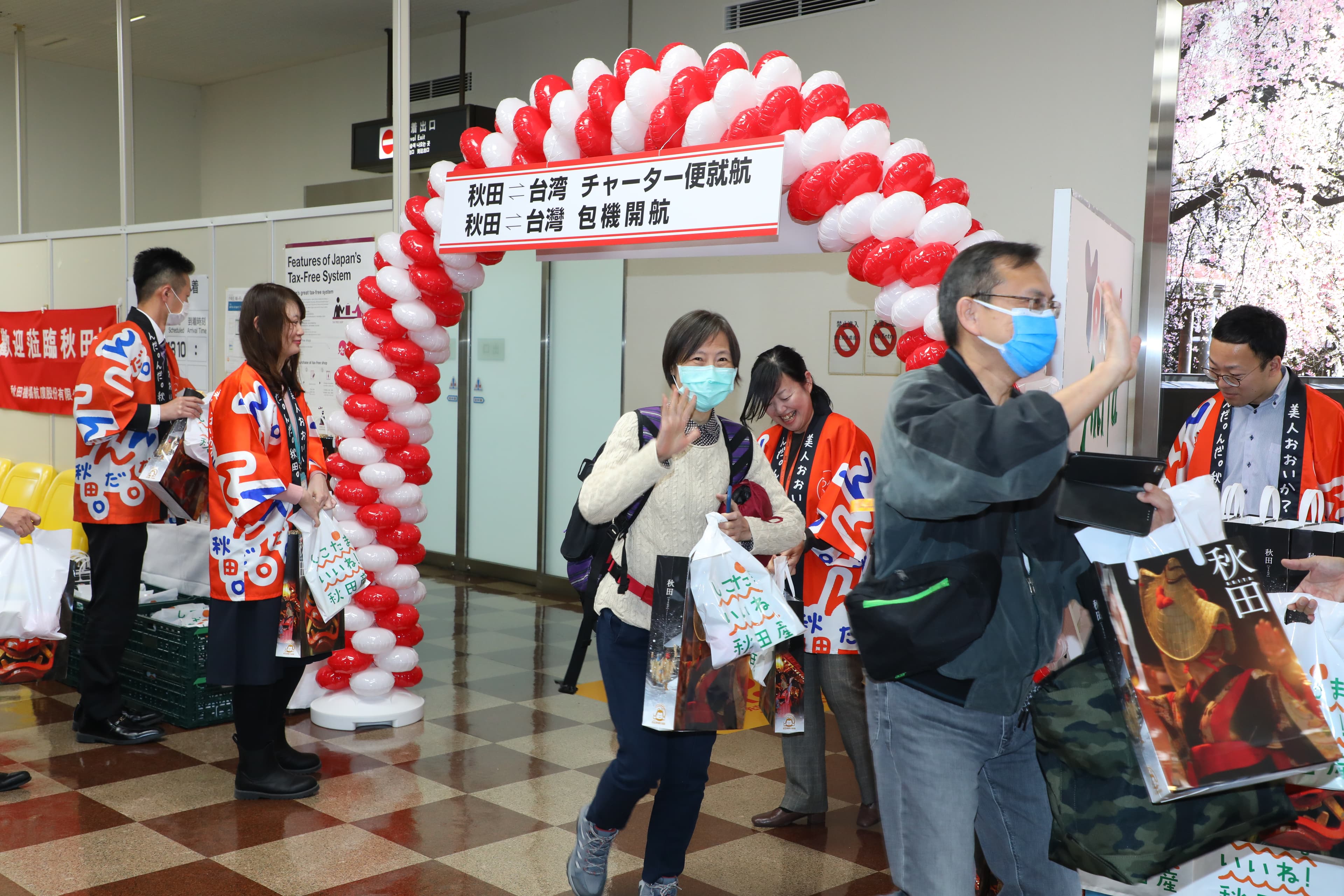 首航班機的179位乘客,一出關就受到熱烈歡迎並收到秋田縣政府準備的伴手禮。