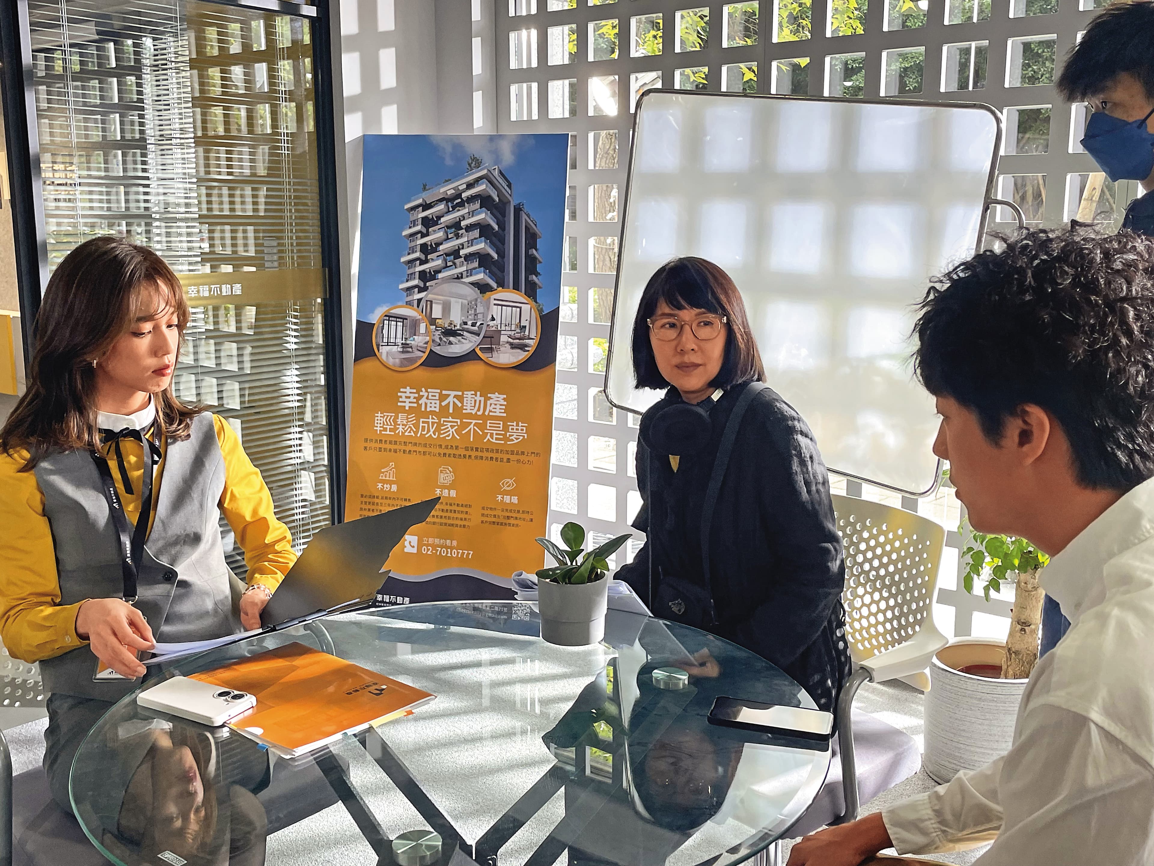 導演蔡怡芬(中)與演員陳庭妮(左)、蔡凡熙(右)一起討論劇本。(逆光電影提供)
