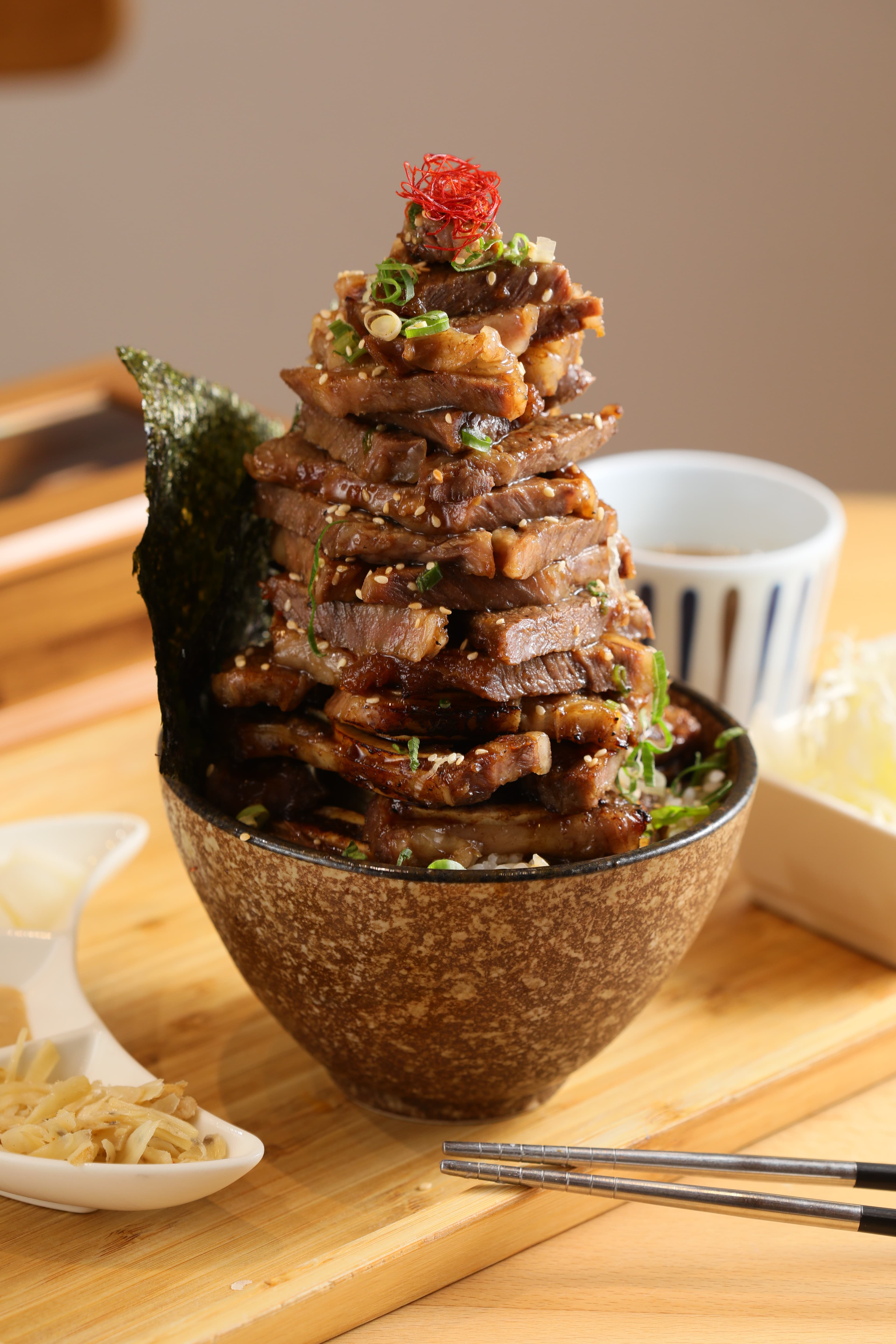 「特上帶骨牛小排丼飯定食」可選「並盛定食」或圖中的「升級肉量」,肉量足以堆成小山,份量同樣浮誇。(並盛定食480元/份,升級肉量640元/份)
